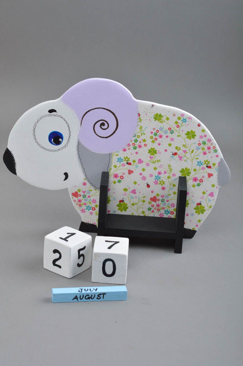 Calendrier perpétuel en bois fait main peint avec cubes pour enfant Mouton photo 3
