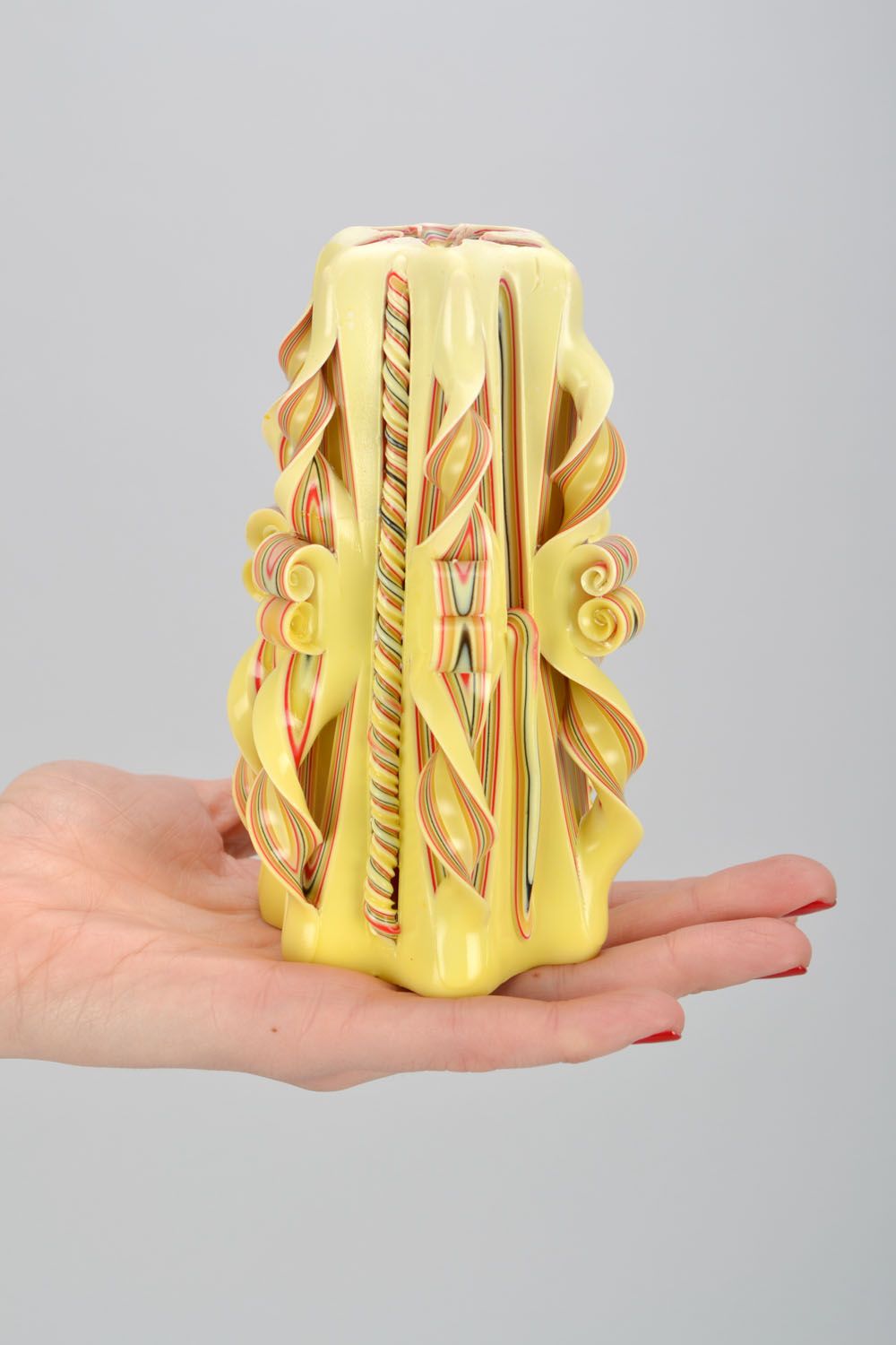 Vela esculpida de parafina amarela foto 2