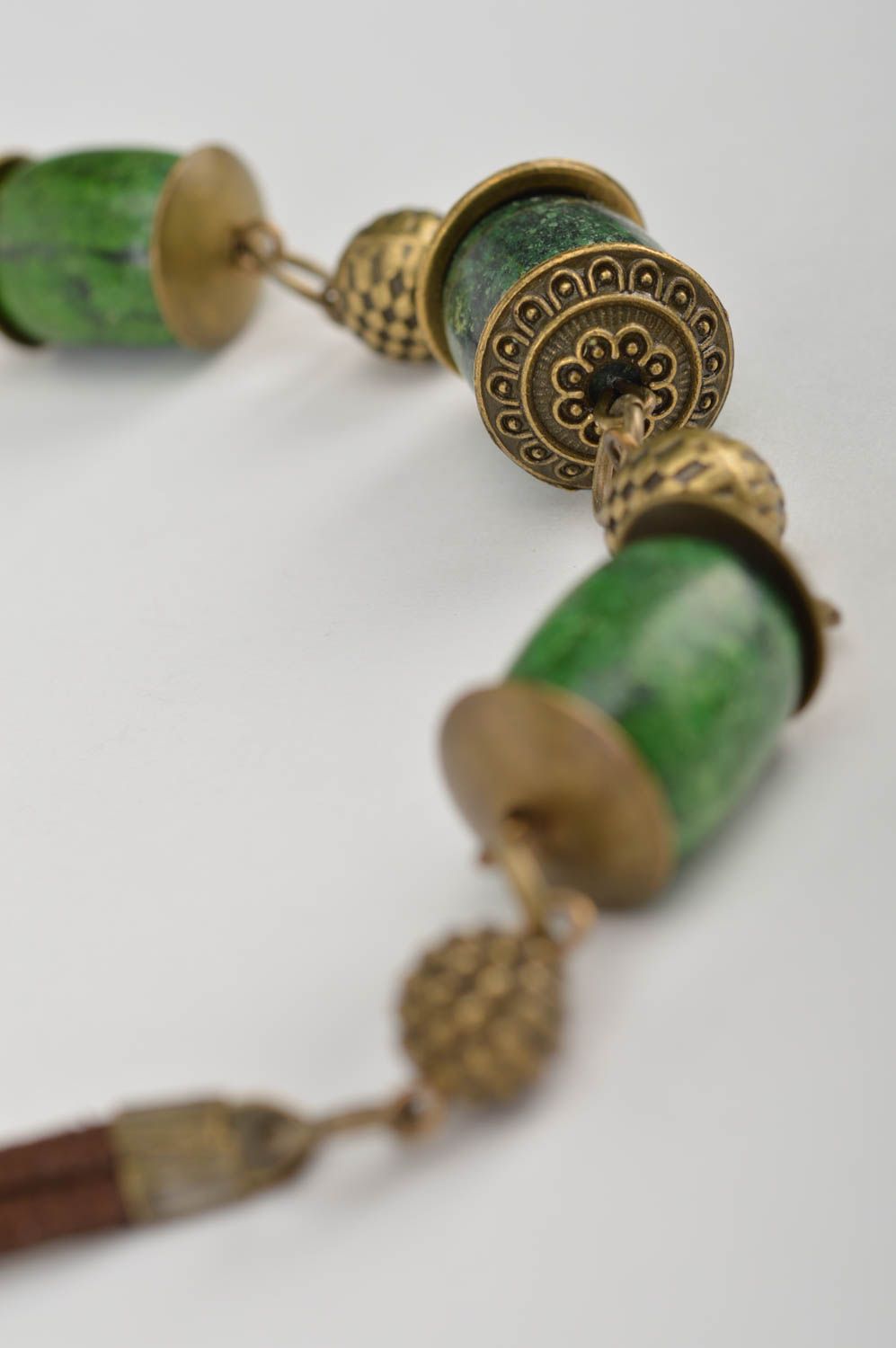 Joli collier sur lacet avec perles fantaisie vertes et métal fait main photo 4
