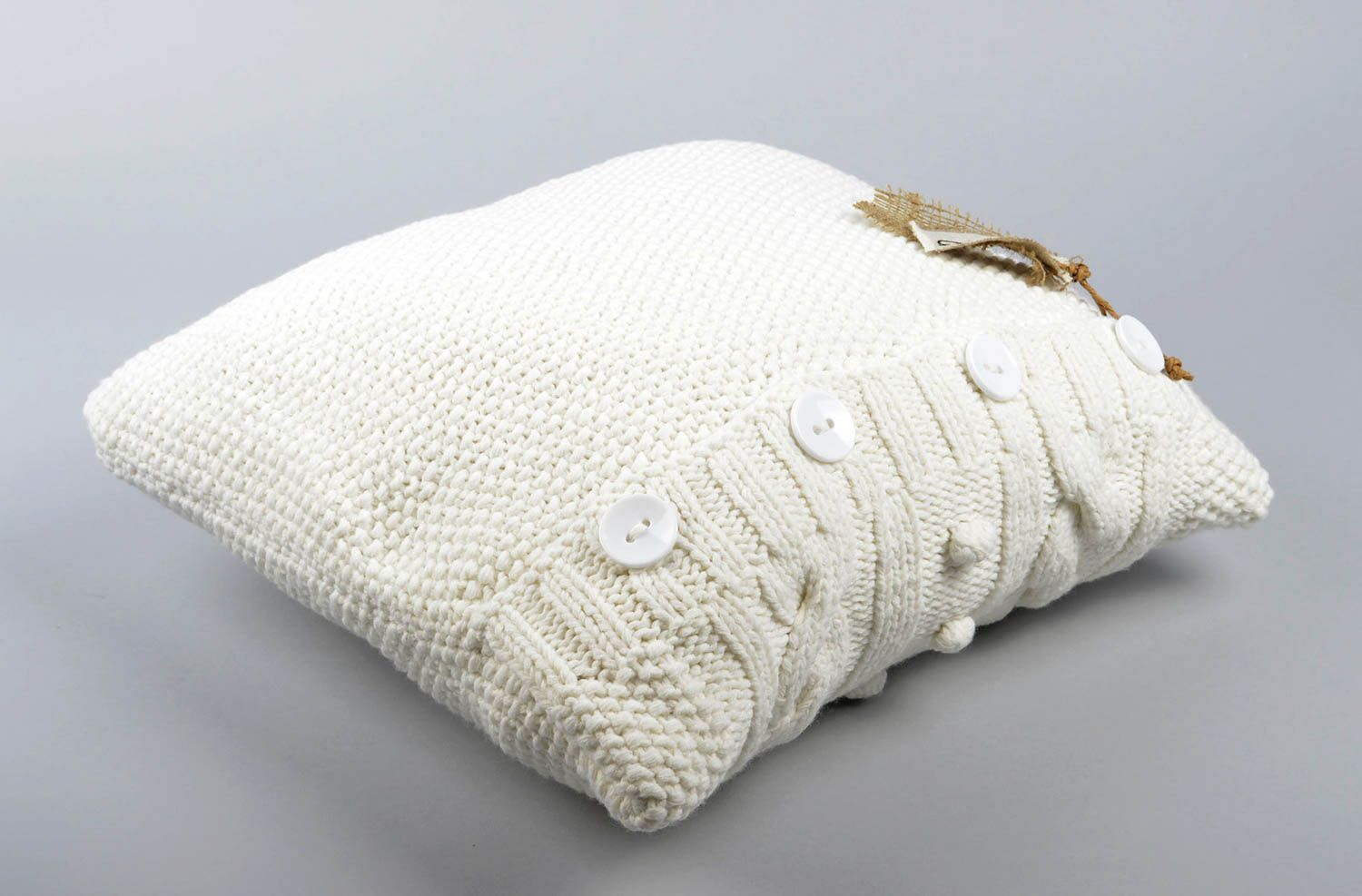 Подушка на диван подарок ручной работы вязаная подушка из акрила белая фото 7