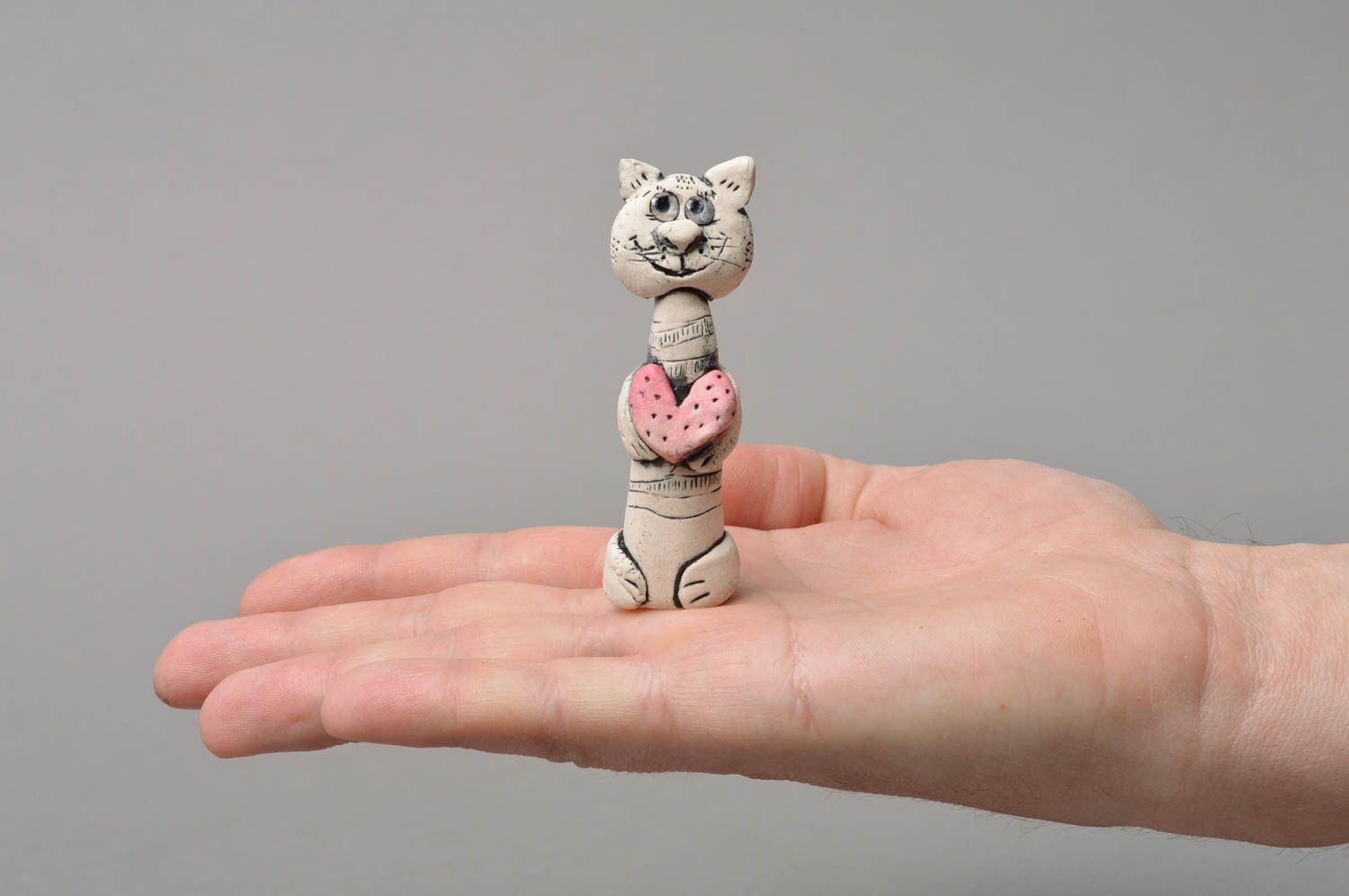 Фарфоровая статуэтка расписанная глазурью и акрилом хэнд мэйд Кот с сердцем фото 4