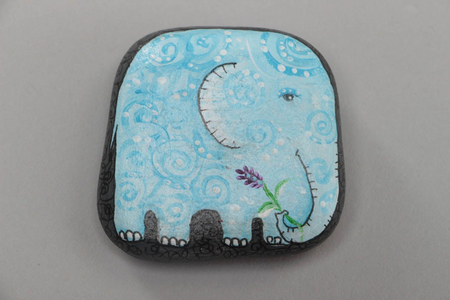 Piedra de mar artesanal pintada con dibujo de elefantito azul para decorar casa  foto 2