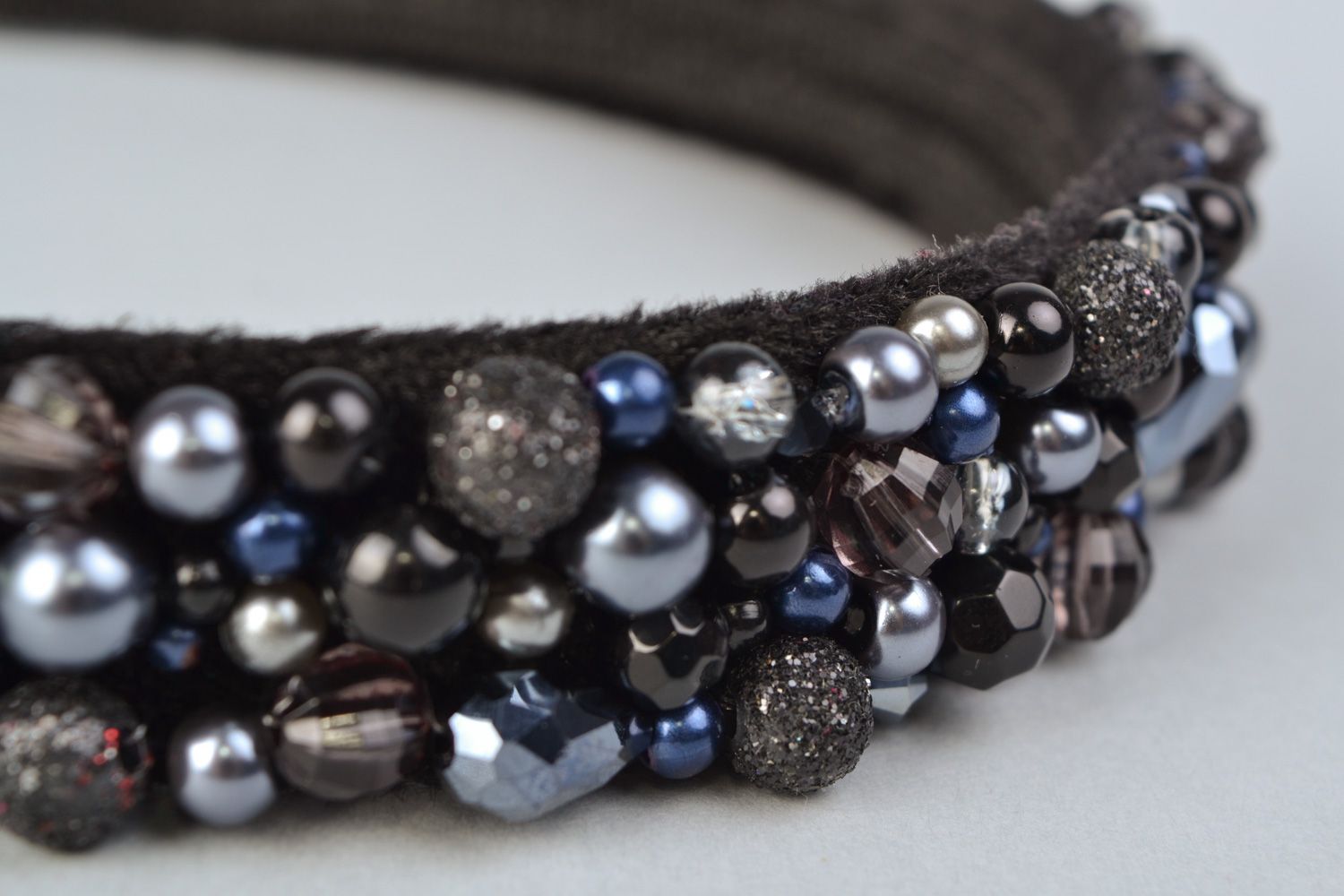 Joli serre-tête noir fait main avec perles fantaisie accessoire de soirée  photo 3