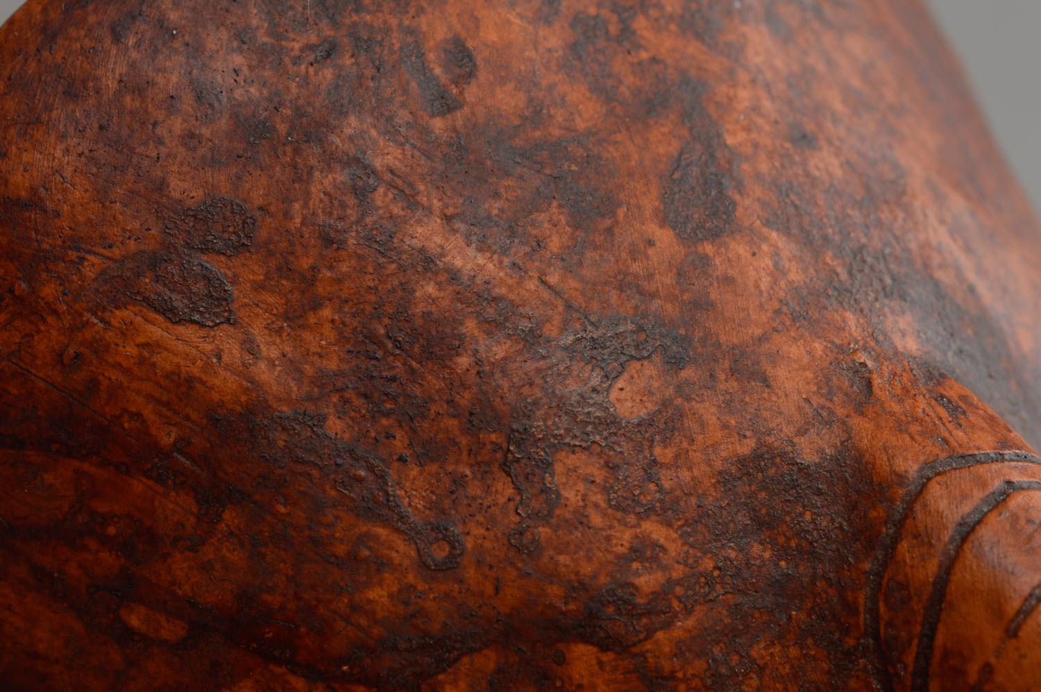 Kleine braune keramische handgemachte Schale aus Ton mit drei Füßen für Dekor foto 5