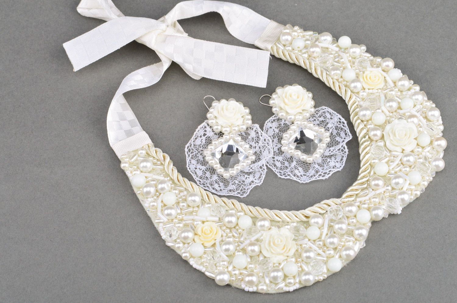 Parure de bijoux en perles fantaisie blanche boucles d'oreilles et collier col photo 2