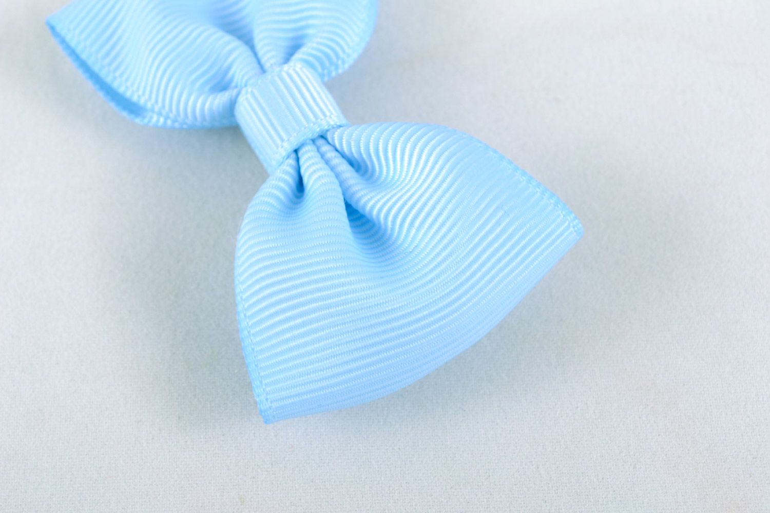 Зажим заколка для волос в виде бантика из голубой ленты хэнд мэйд для детей фото 3
