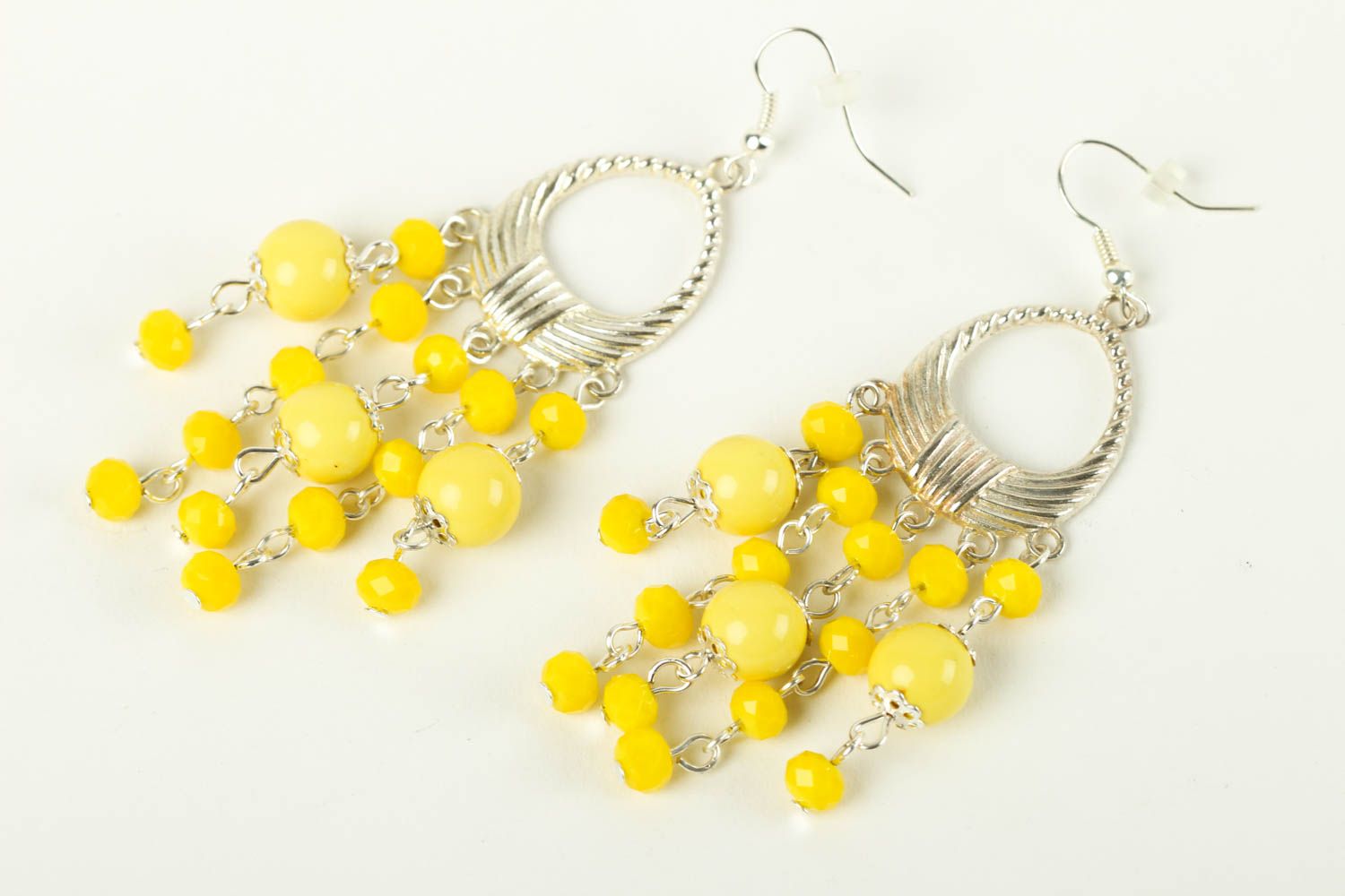 Boucles d'oreilles jaunes Bijou fait main design perles plastiques Cadeau femme photo 2