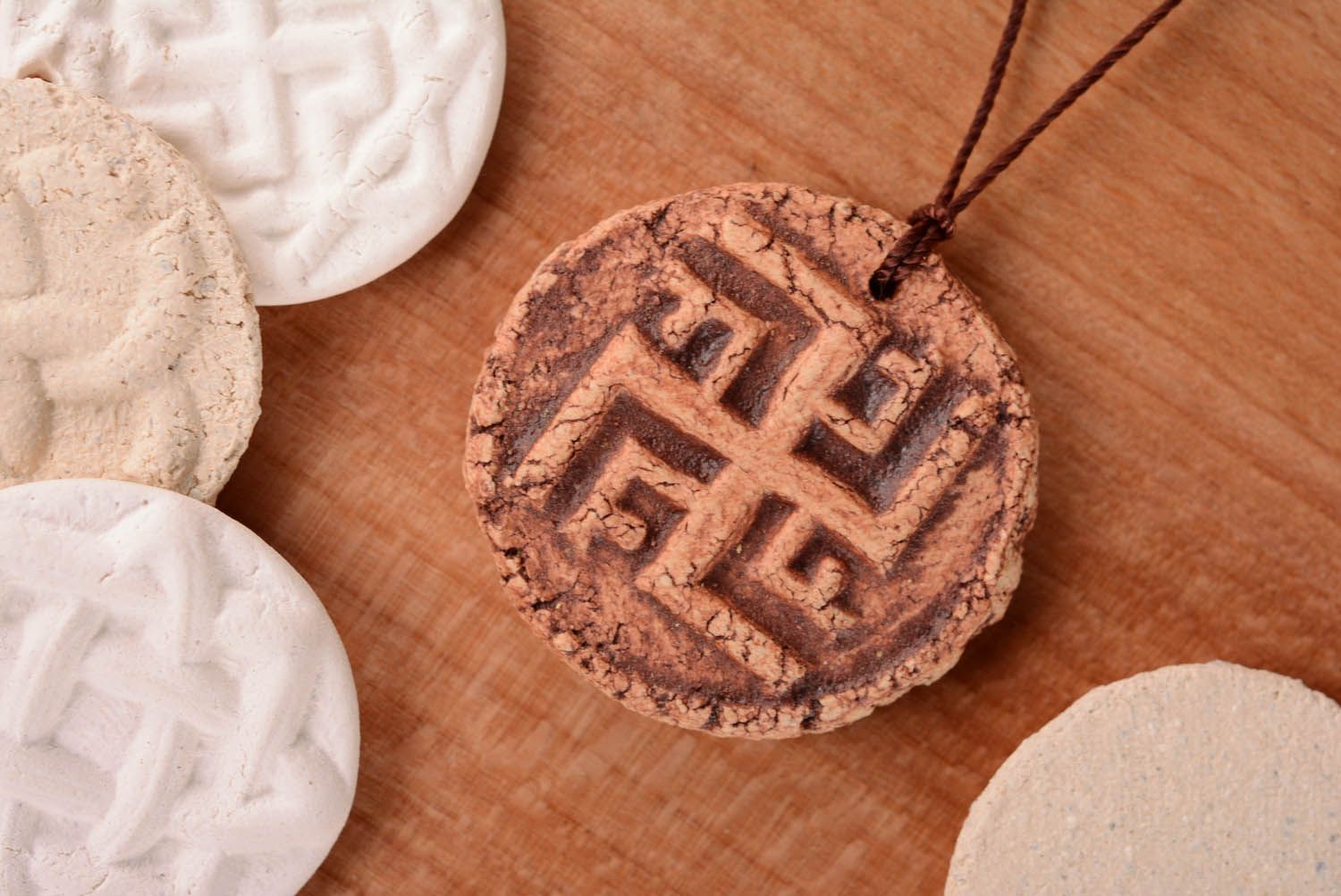 Pingente talismã acessório de pescoço feito à mão amuleto eslavo de cerâmica Marichka foto 1