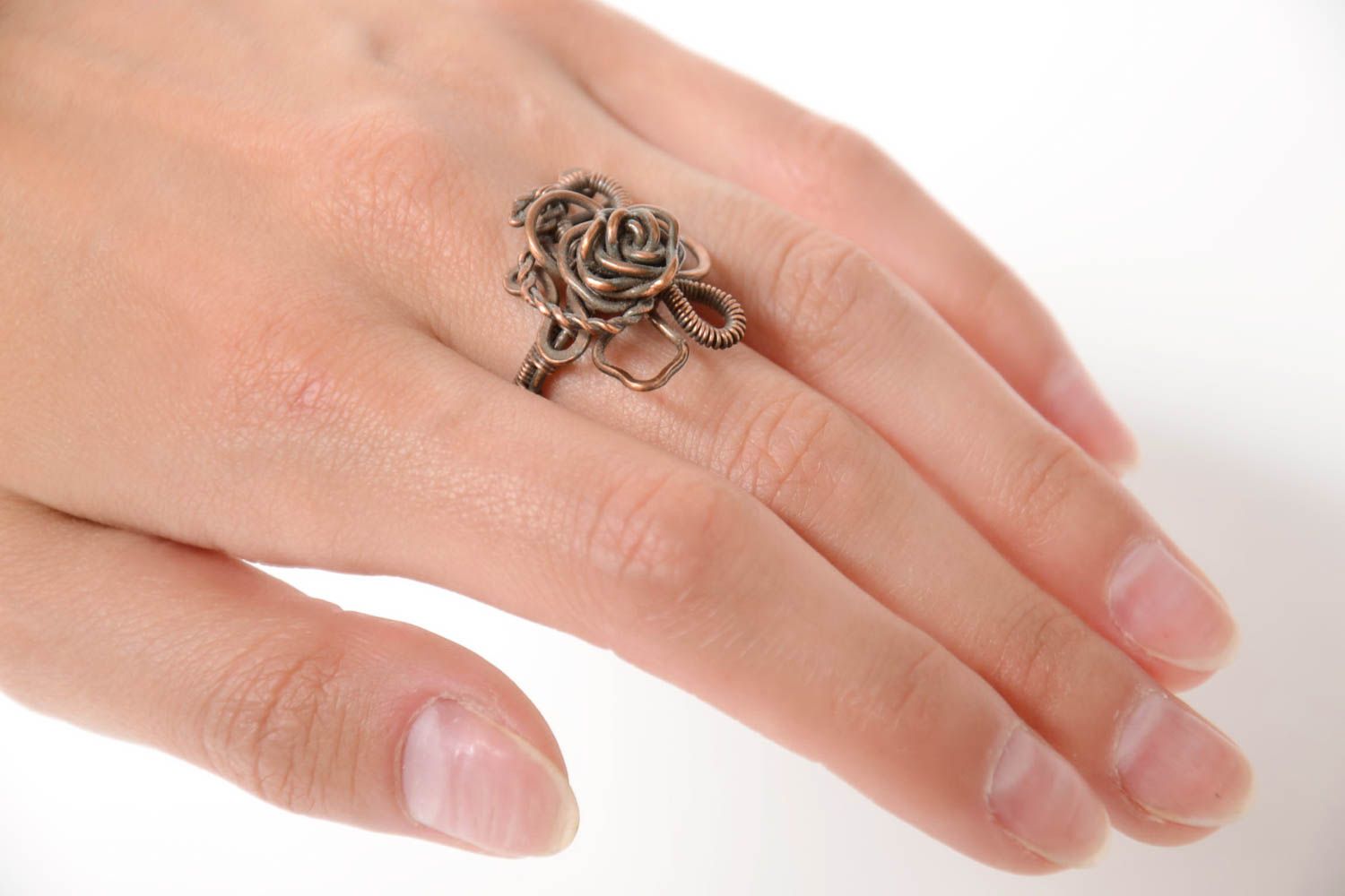 Медное кольцо в технике wire wrap ручной работы с гранатом оригинальное женское фото 2