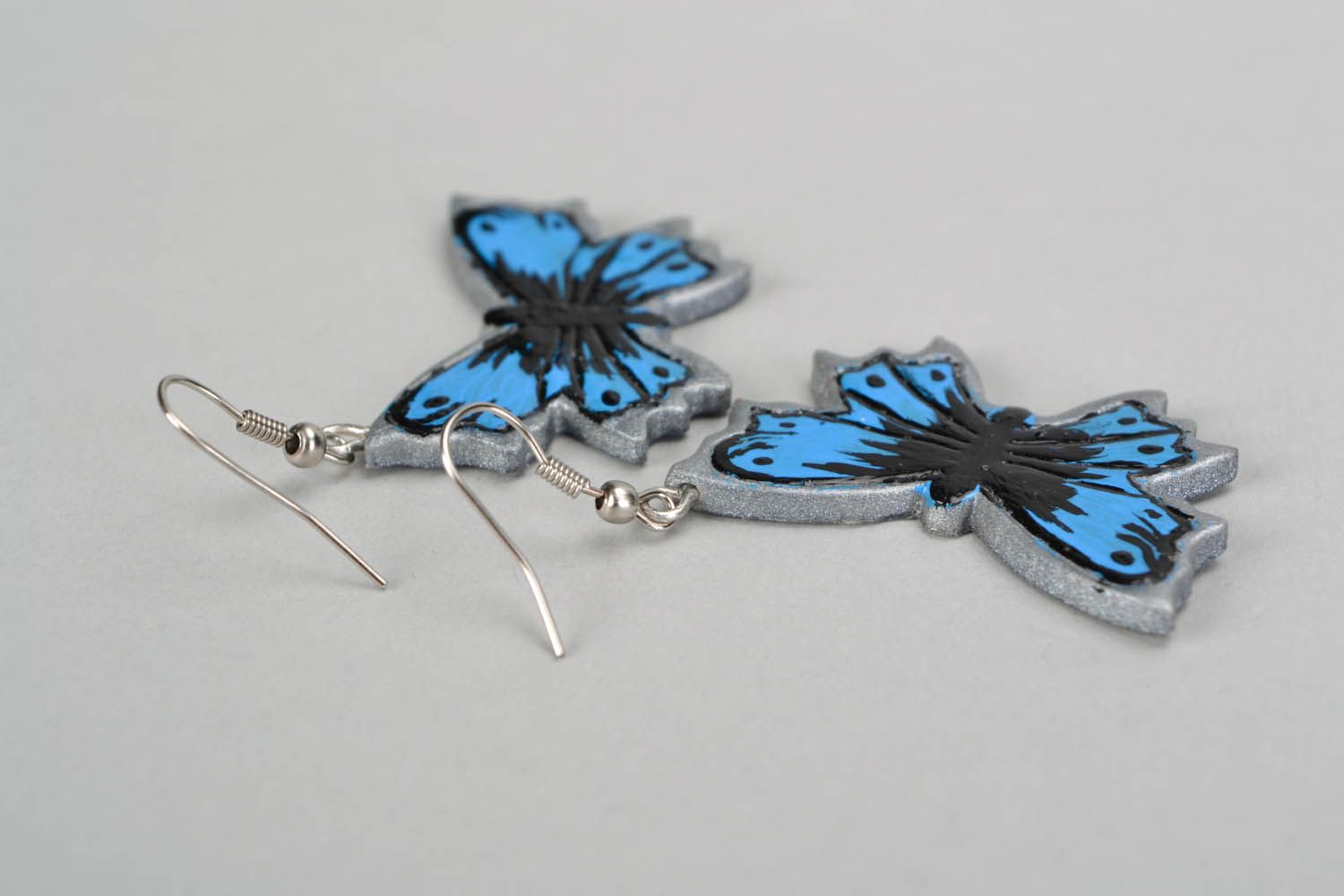 Серебристые серьги-подвески в виде бабочек фото 4