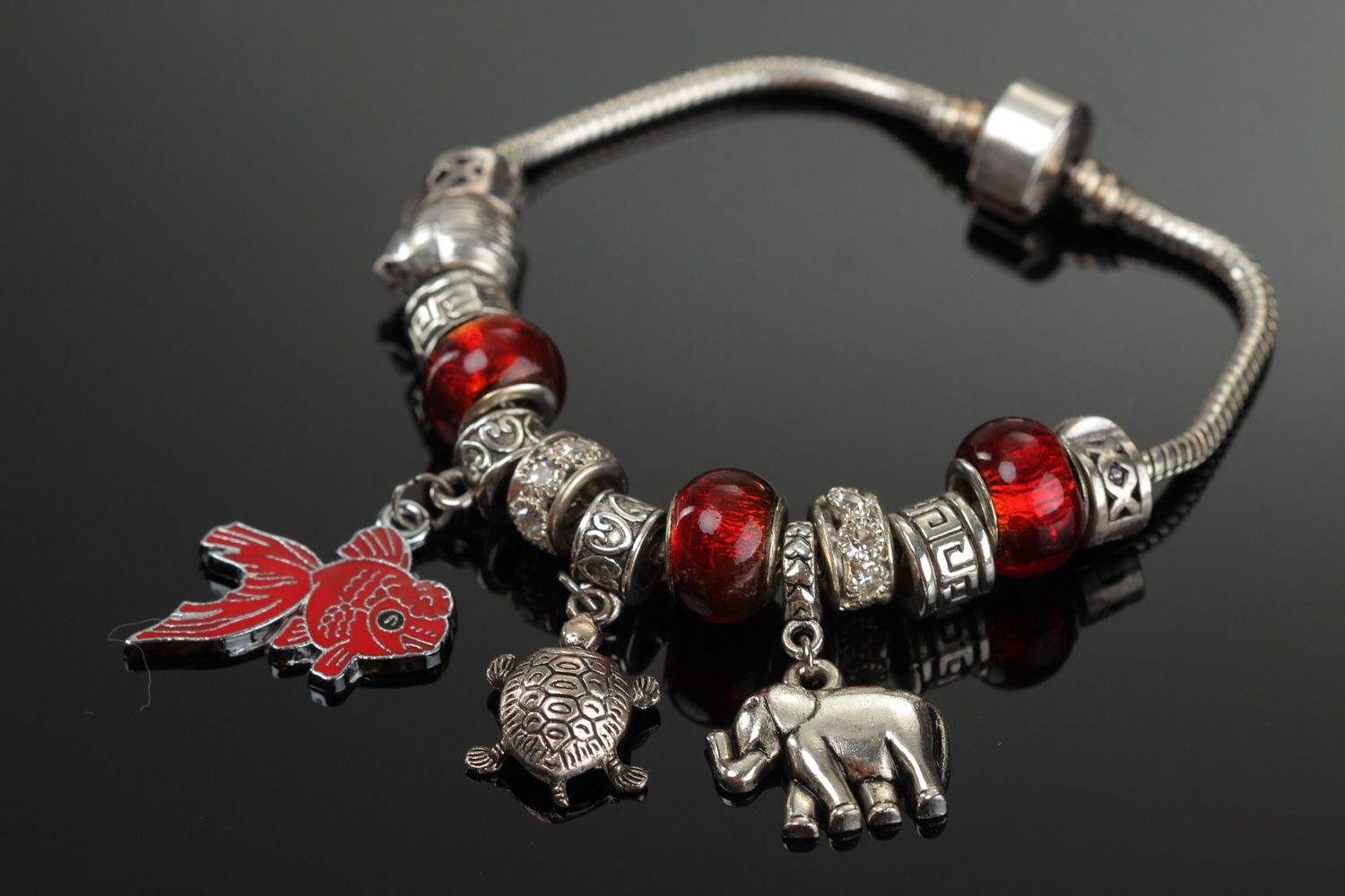 Bracelet en métal fait main original avec pendentifs rouges pour fille photo 2
