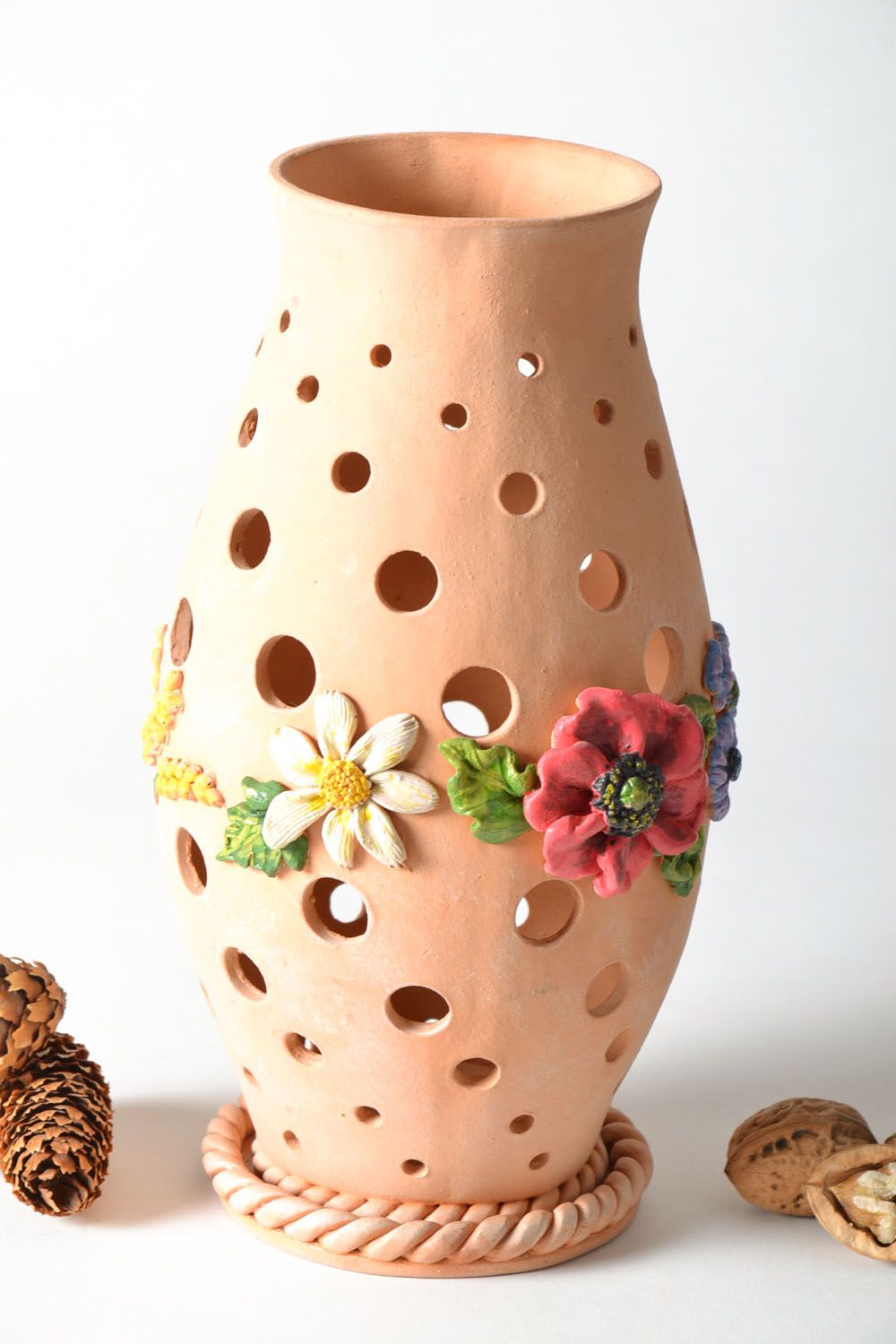 Bougeoir en terre cuite fait main en forme de vase avec éléments modelés fleurs photo 1