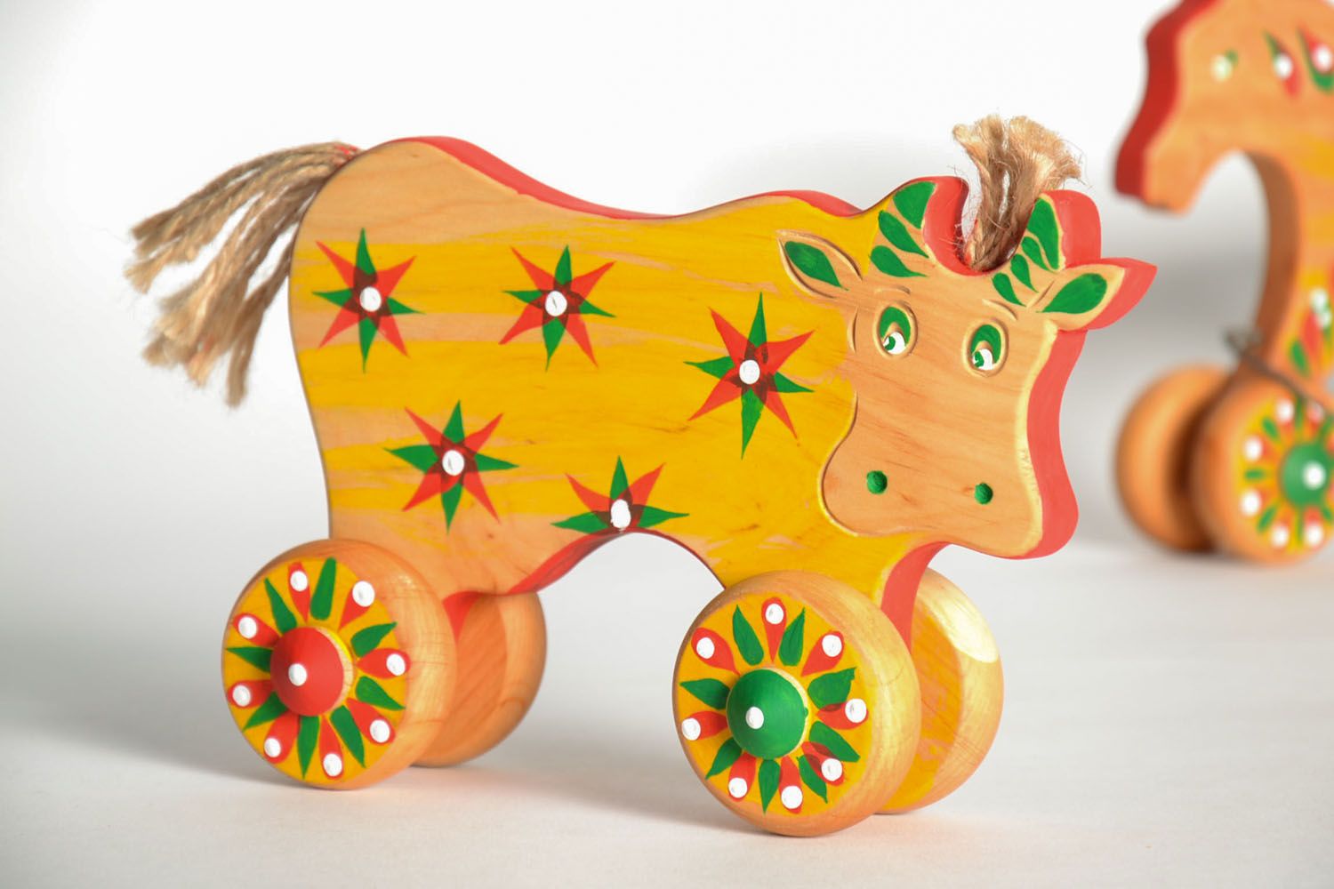 Brinquedo de Madeira em rodas em forma de uma vaca  foto 1
