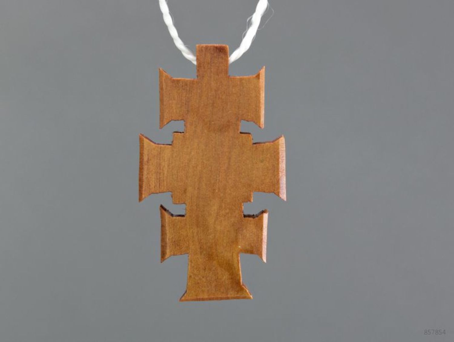 Резной нательный крест из дерева фото 3