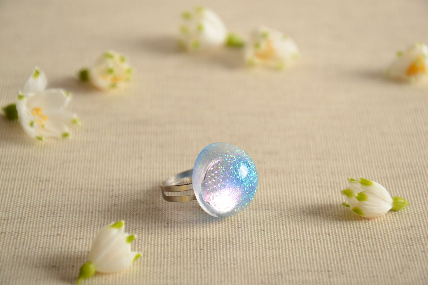 Wunderschöner origineller massiver Ring aus Epoxidharz für stilvolle Frauen foto 1