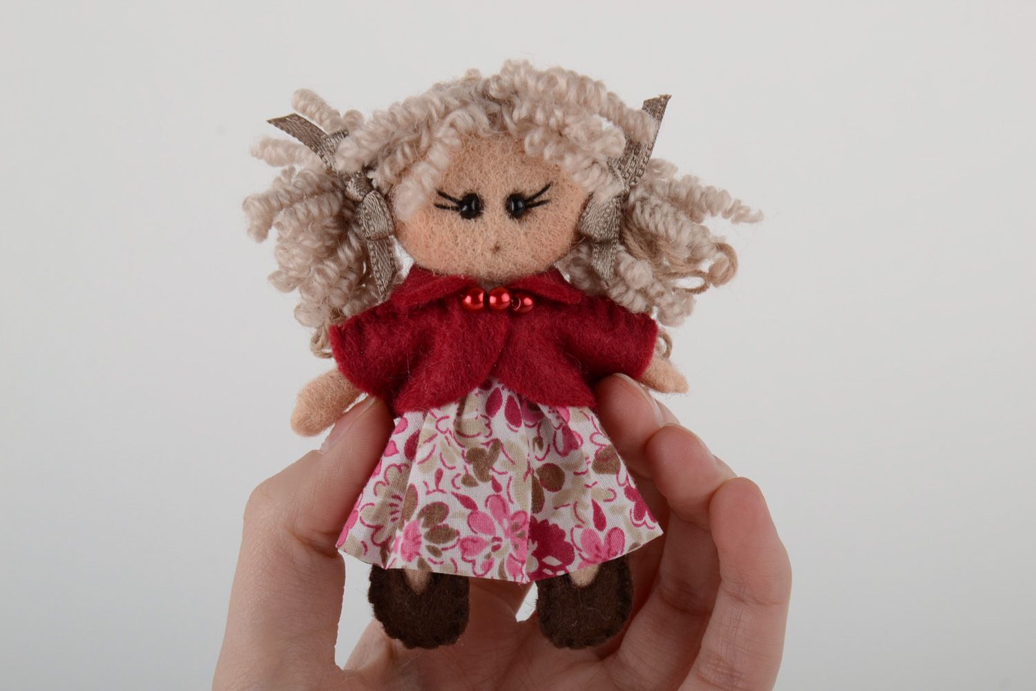 Schöne originelle Brosche aus Wolle in Trockenfilzen Technik Puppe foto 5