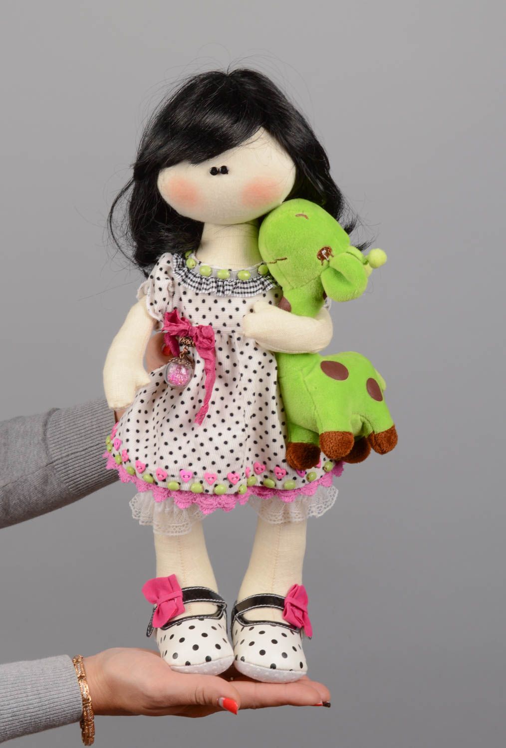 Künstlerische Puppe aus Textil handmade Spielzeug für Kinder Mädchen mit Giraffe foto 5