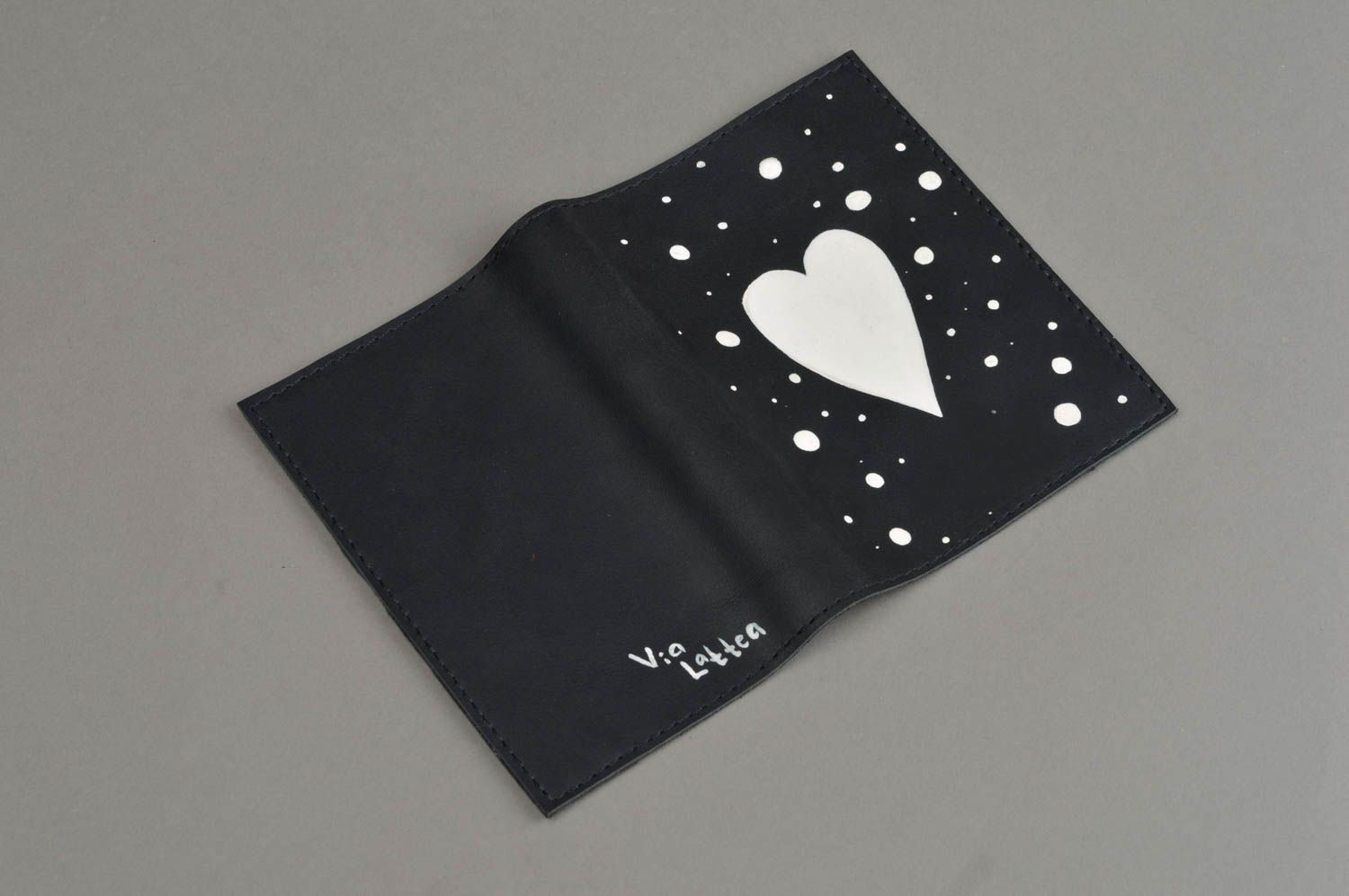 Schöne schwarze originelle handgemachte Passhülle aus Leder mit Bemalung Herz foto 5