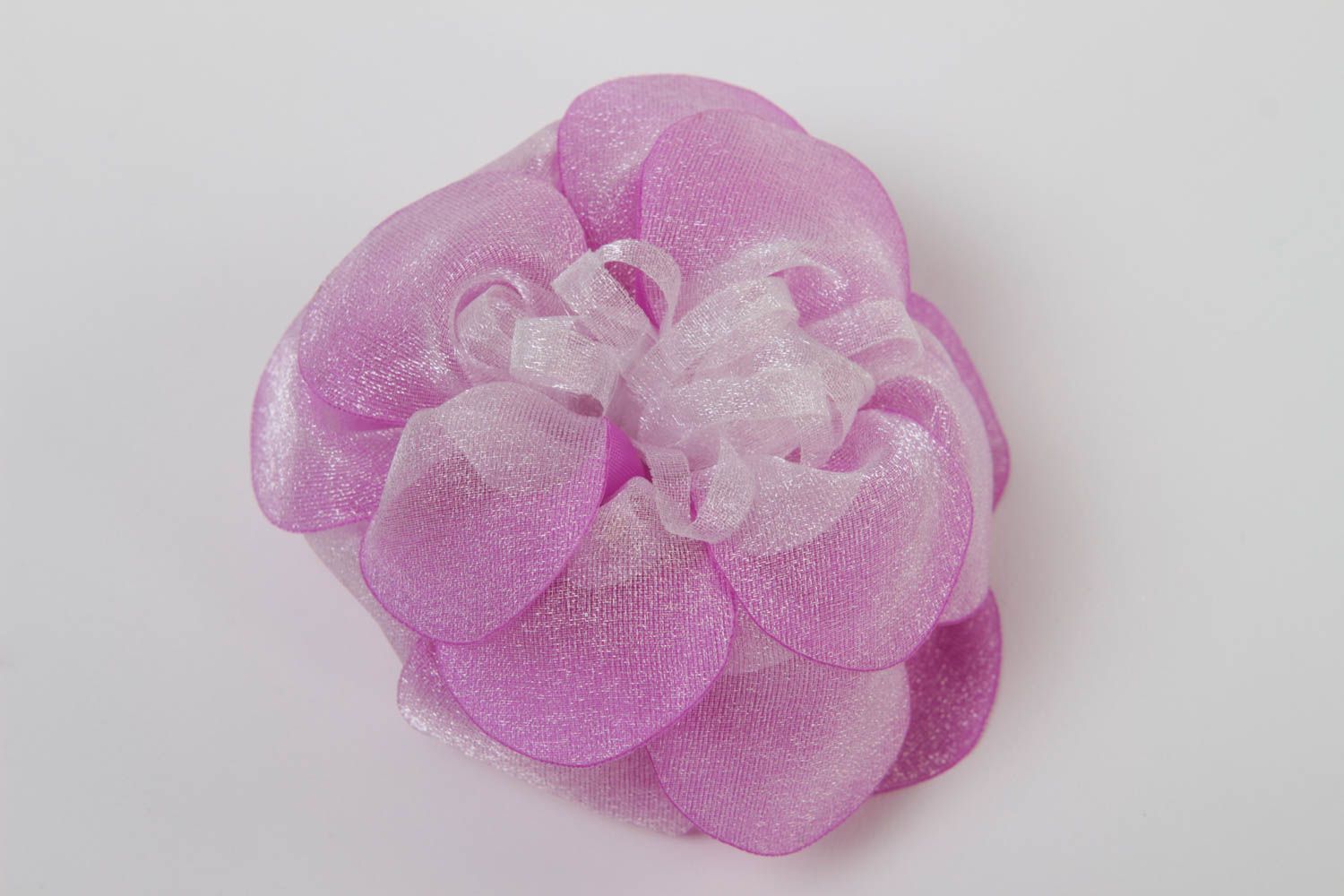 Небольшая резинка с цветком из органзы детская фиолетовая объемная ручной работы фото 2