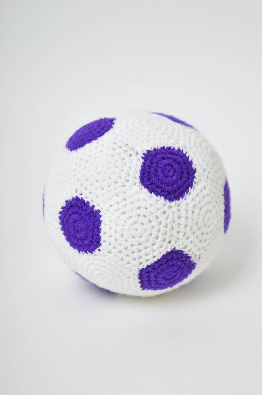 Игрушка ручной работы игрушка из ниток мягкая игрушка мячик белый с фиолетовым фото 3