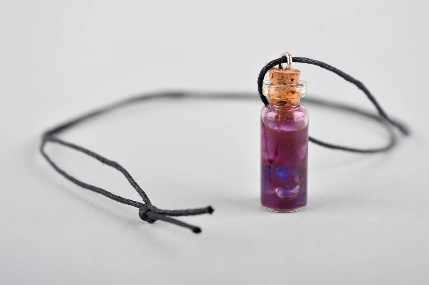 Pendentif fiole Bijou fait main de couleur violette Accessoire femme design photo 4