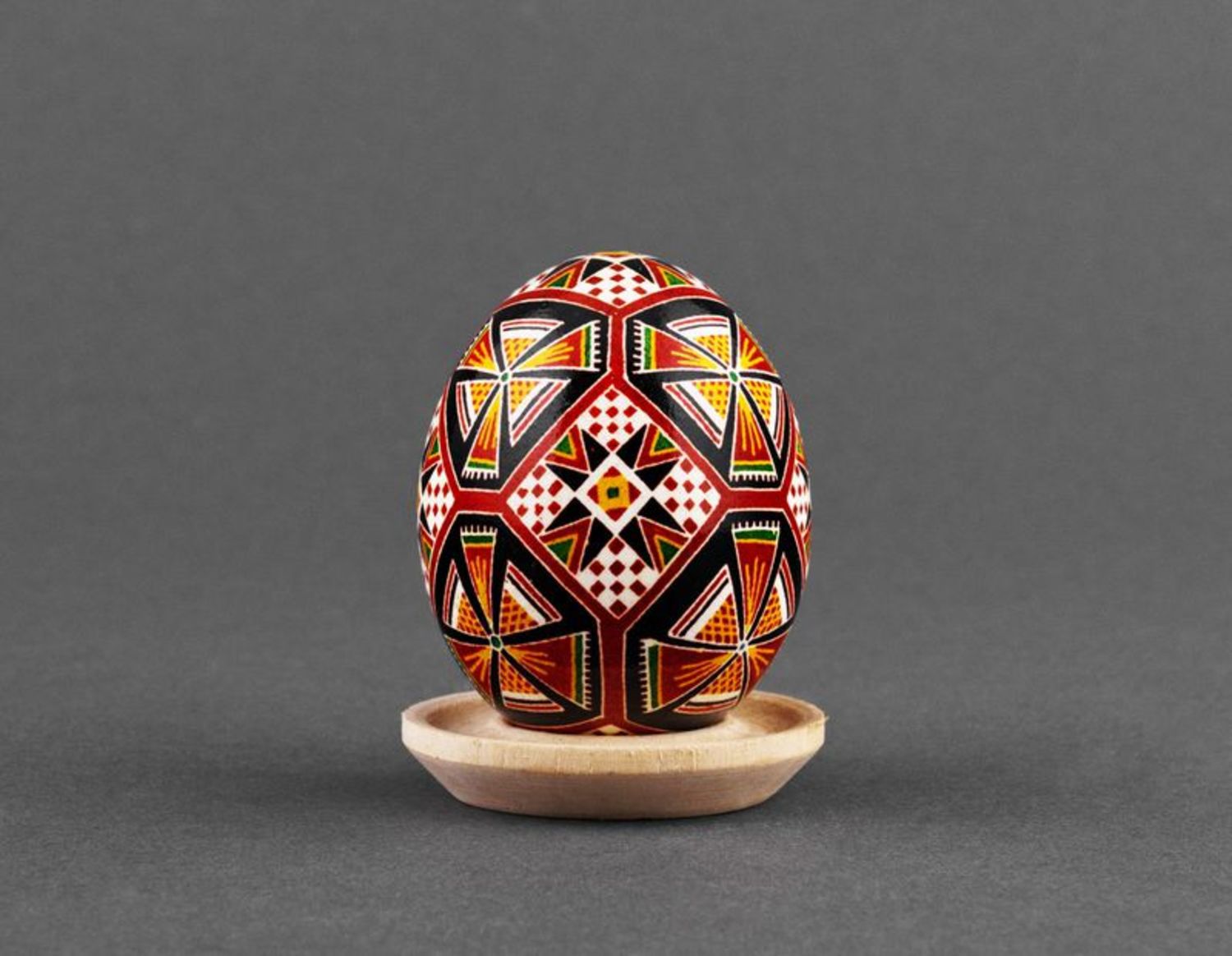 L'uovo decorativo fatto a mano l'uovo dipinto a mano l'uovo pasquale ucraino 
 foto 2