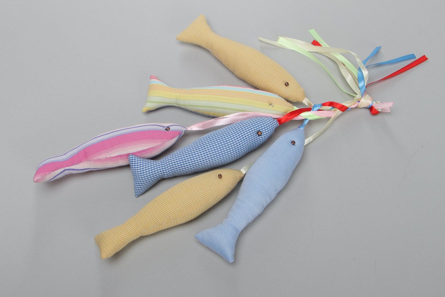 Игрушка с петелькой мягкая рыбки разноцветные из ткани на лентах ручная работа  фото 2