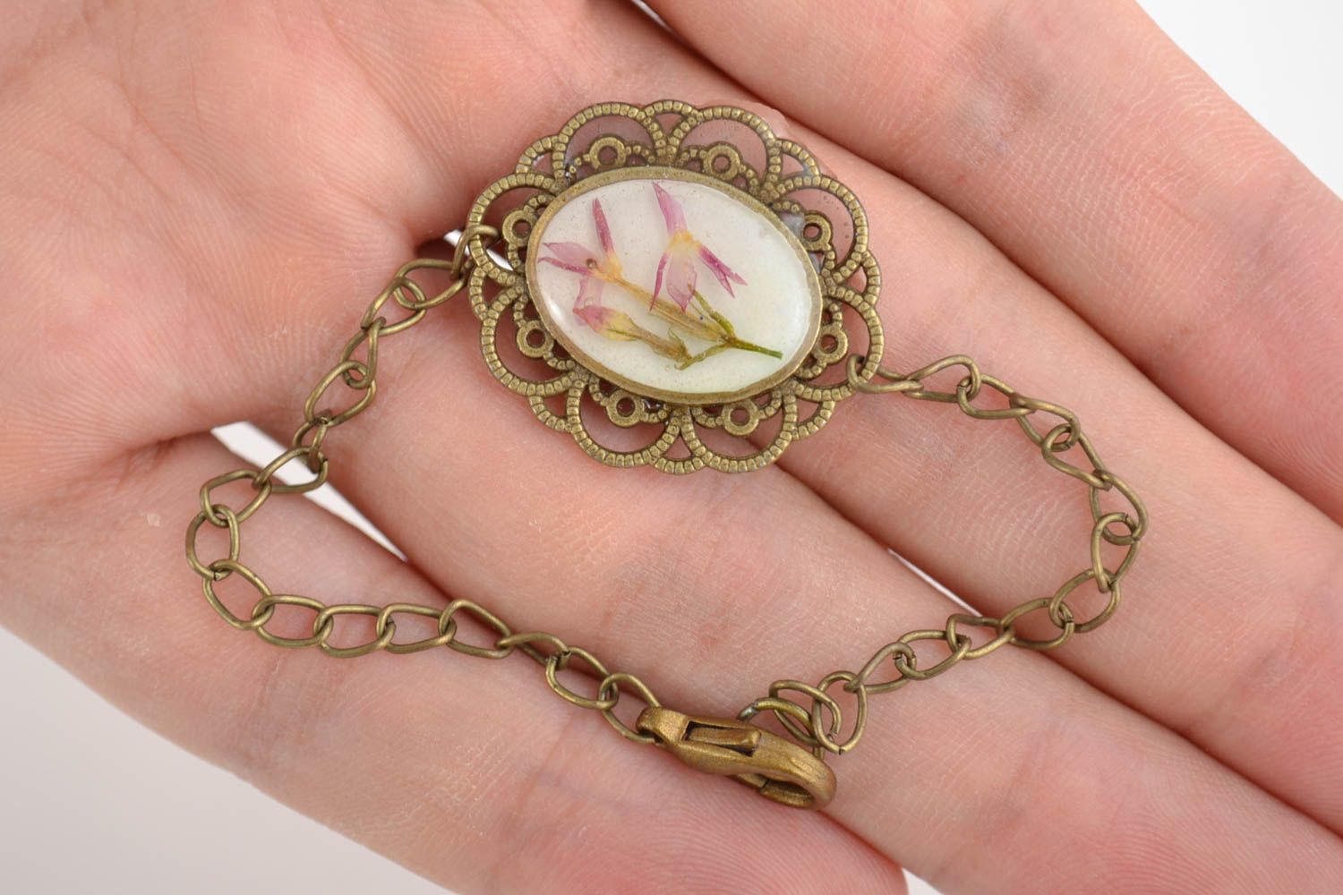 Handmade vintage metal chain womens wrist bracelet with flower in epoxy resin photo 2