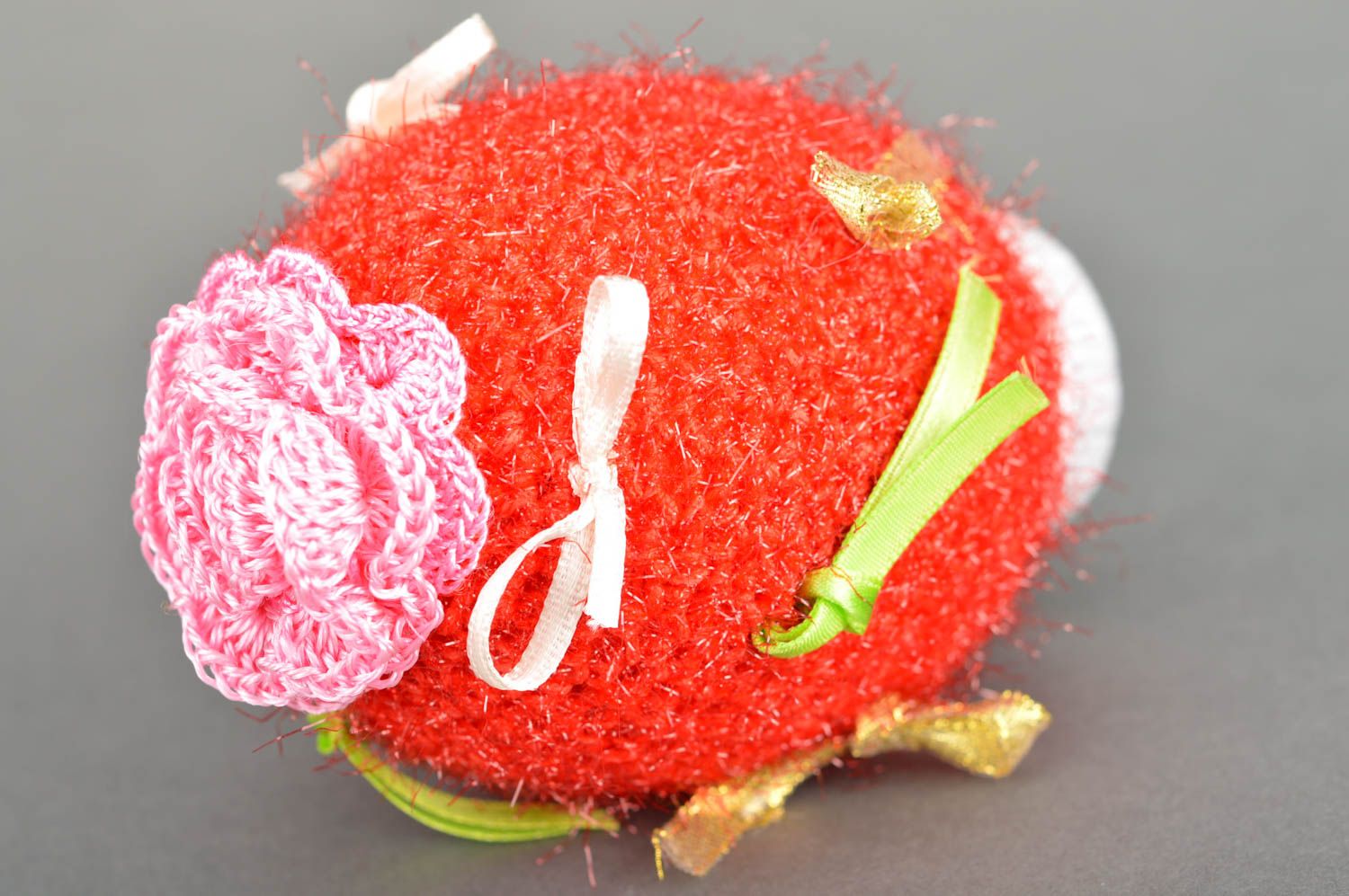 Œuf de Pâques en rouge fait main tricoté de fils acryliques décoration photo 5