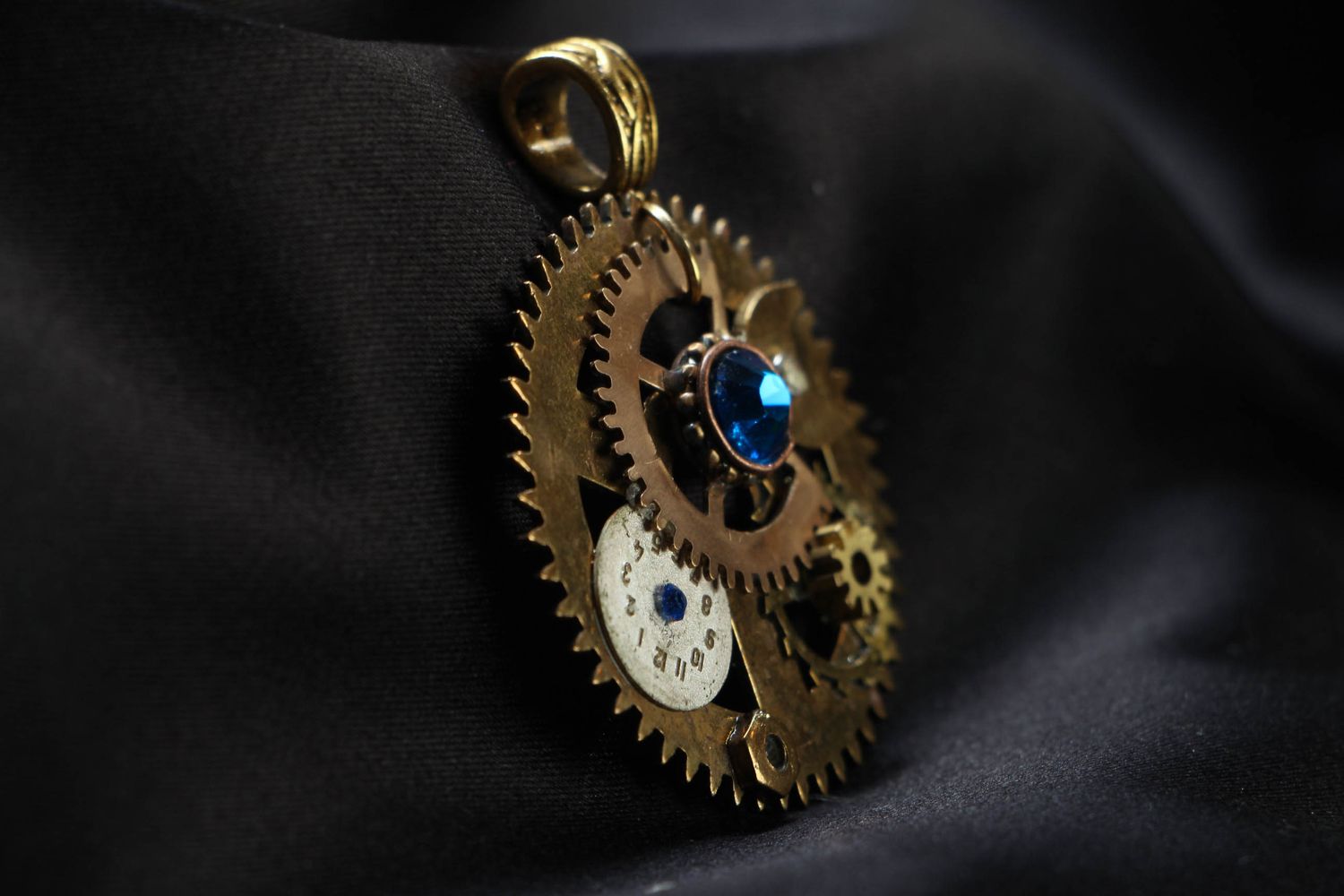 Beautiful neck pendant with clockwork photo 2