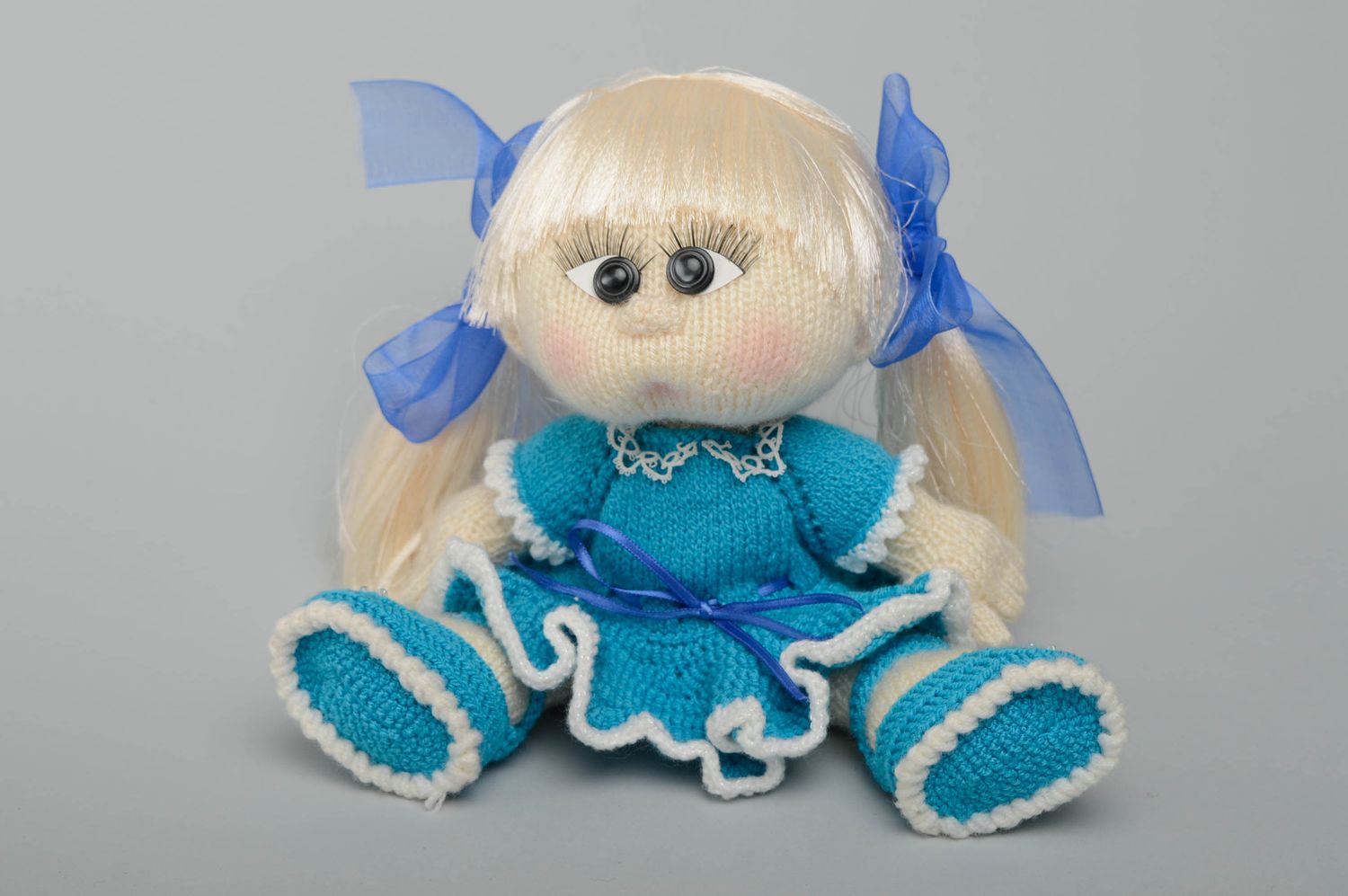 Gestrickte Puppe handmade im blauen Kleid  foto 1