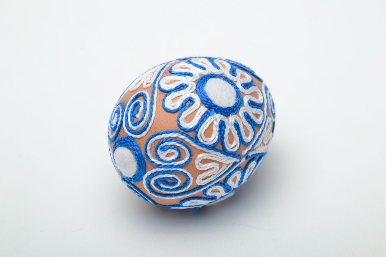 Пасхальное яйцо декоративное бело-голубое фото 3