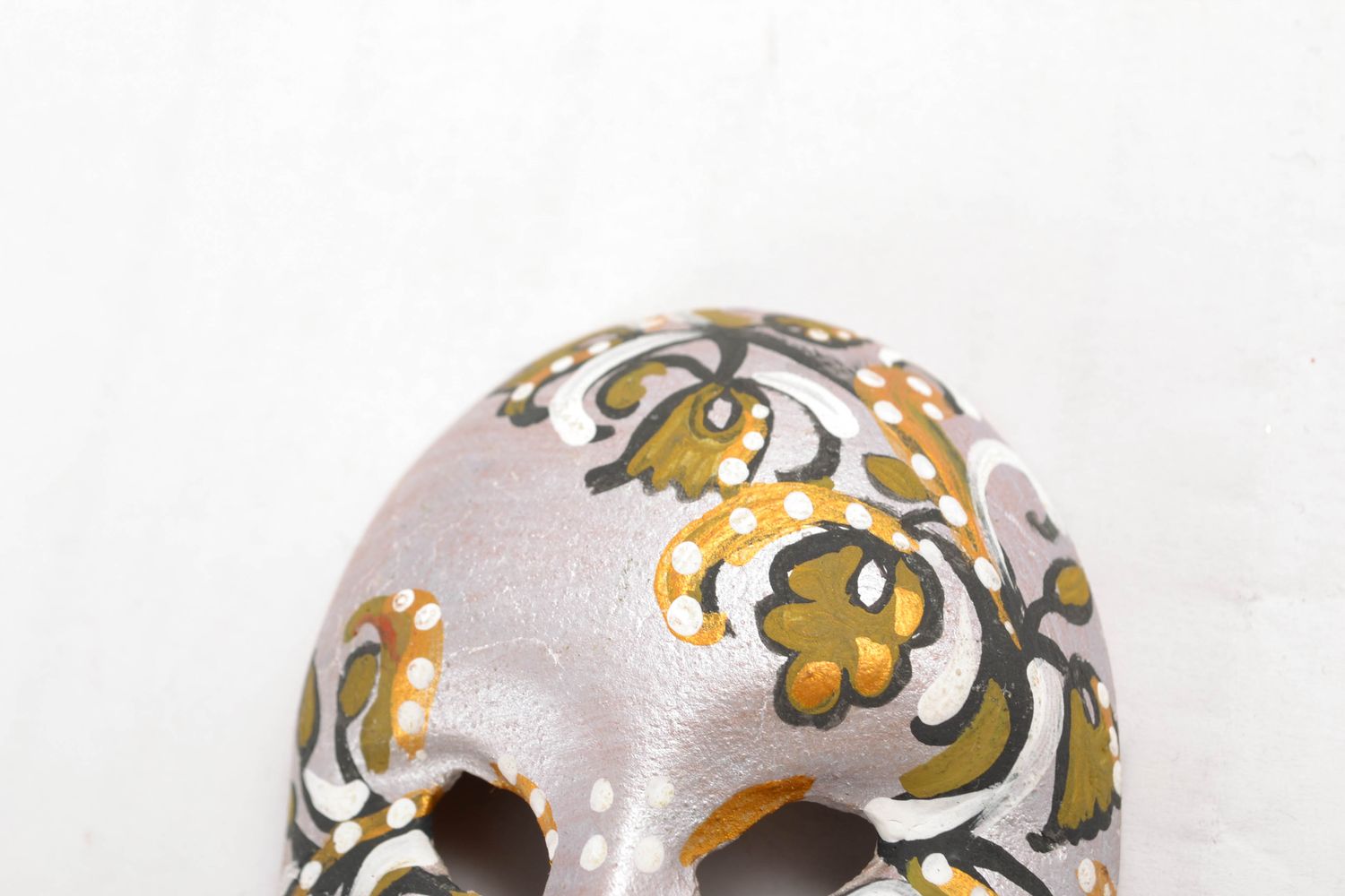 Masque décoratif fait main avec peinture photo 4