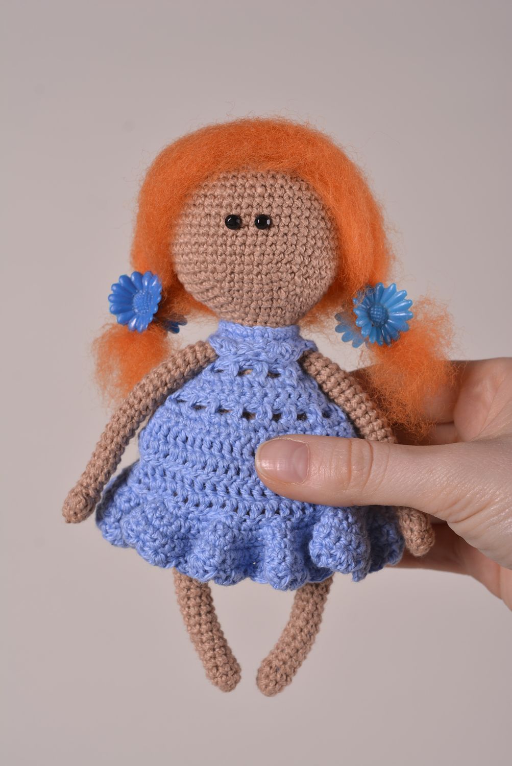 Handmade Designer Puppe Stoff Spielzeug rothaarige süße gehäkelte Puppe im Kleid foto 2