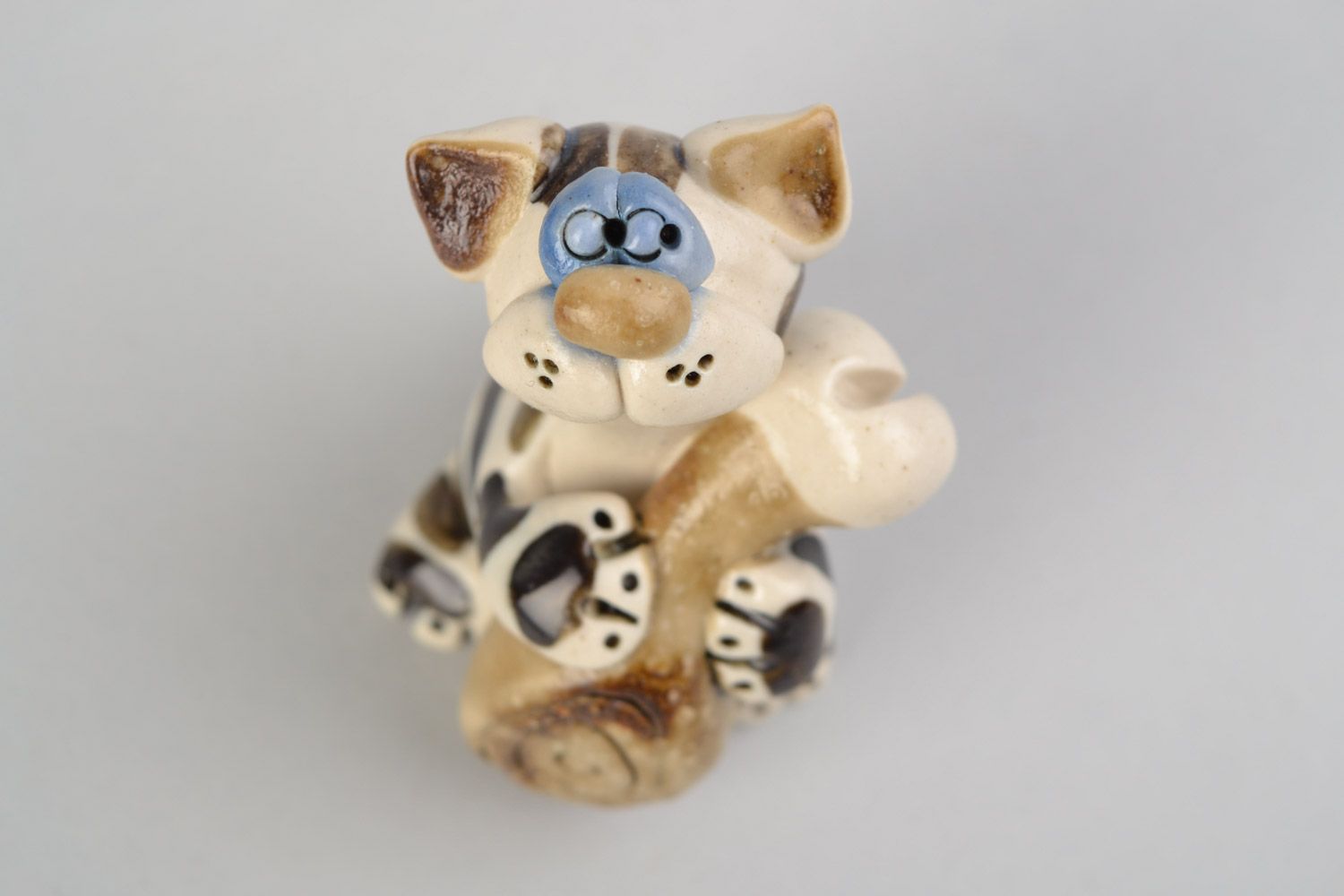 Фигурка из глины кот со свинной ногой в лапах коричневый маленький ручной работы фото 3