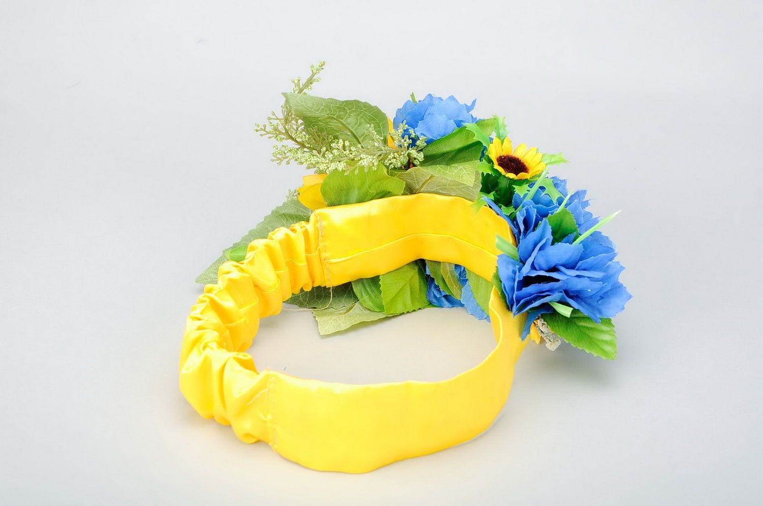 Corona ucraniana con flores artificiales foto 5