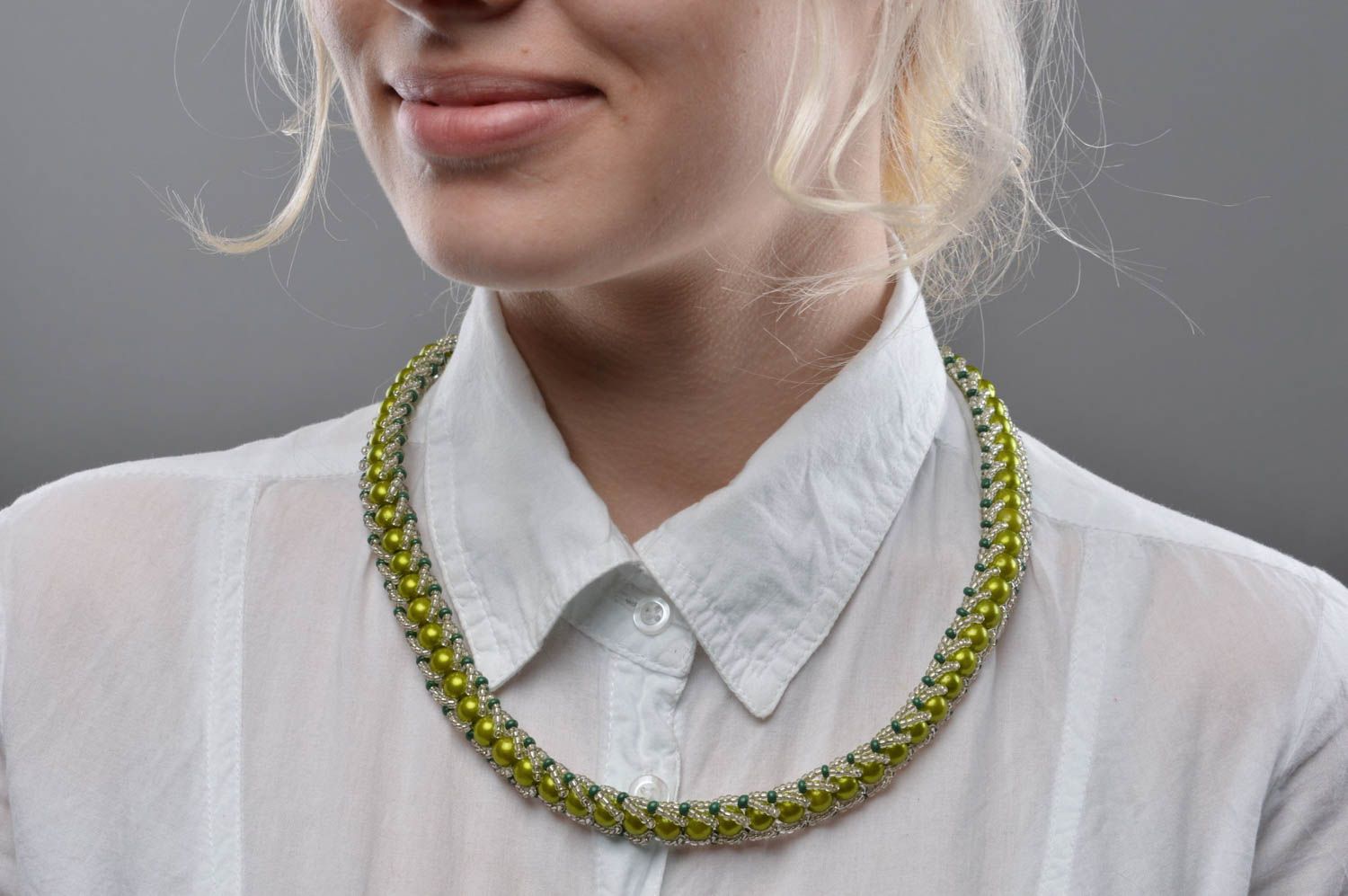 Künstlerisches Collier aus Glasperlen und Perlen in Grün handgeschaffen stolvoll foto 5