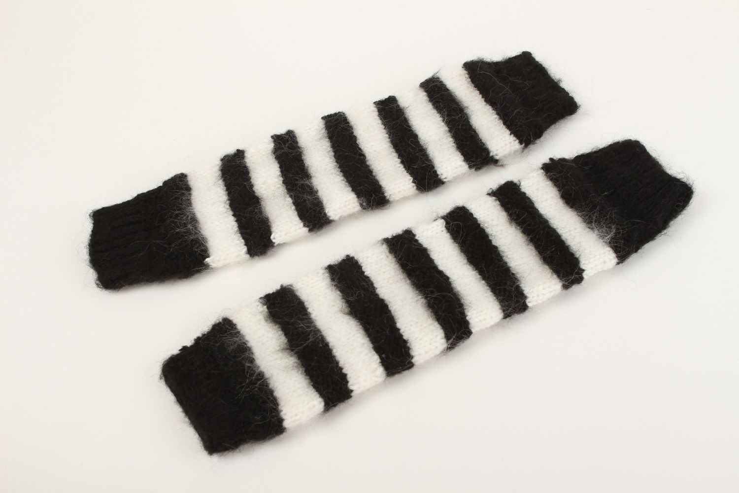 Handmade weiß schwarze Beinstulpen Accessoire für Frauen Beinstulpen Wolle  foto 2