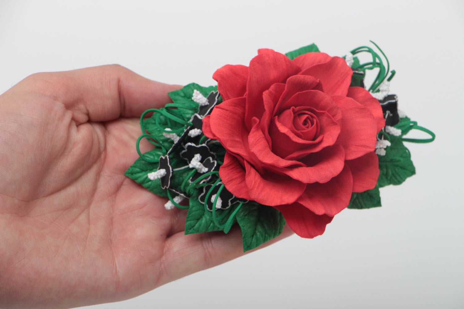Заколка из фоамирана ручной работы красивая красная роза с листьями авторская фото 5
