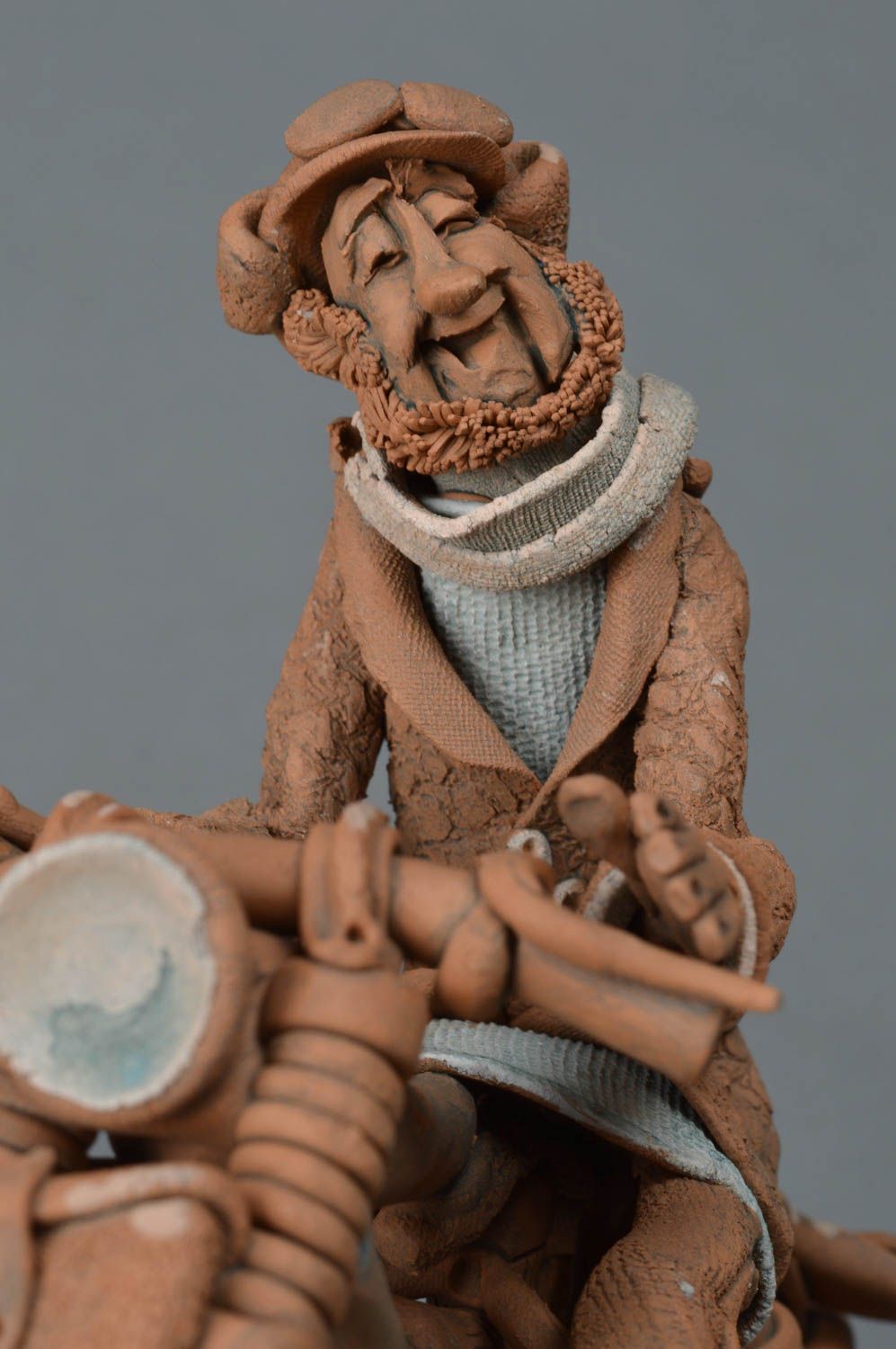 Figurine en céramique originale amusante faite main Homme sur le motocycle photo 3