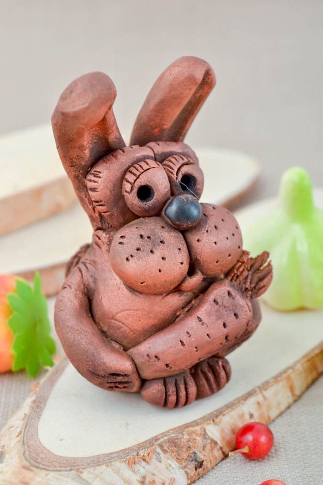 Coniglio in ceramica fatto a mano figurina divertente souvenir originale foto 1