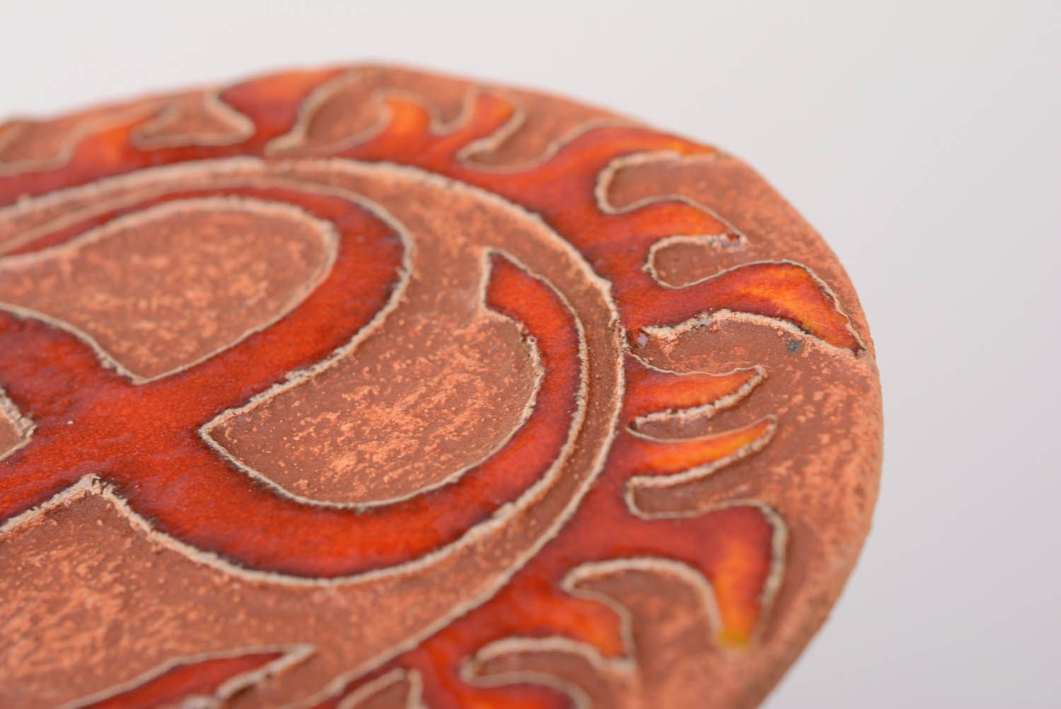 Pingente talismã de interior de cerâmica com imagem na superficie Svaor sol no paraíso foto 2
