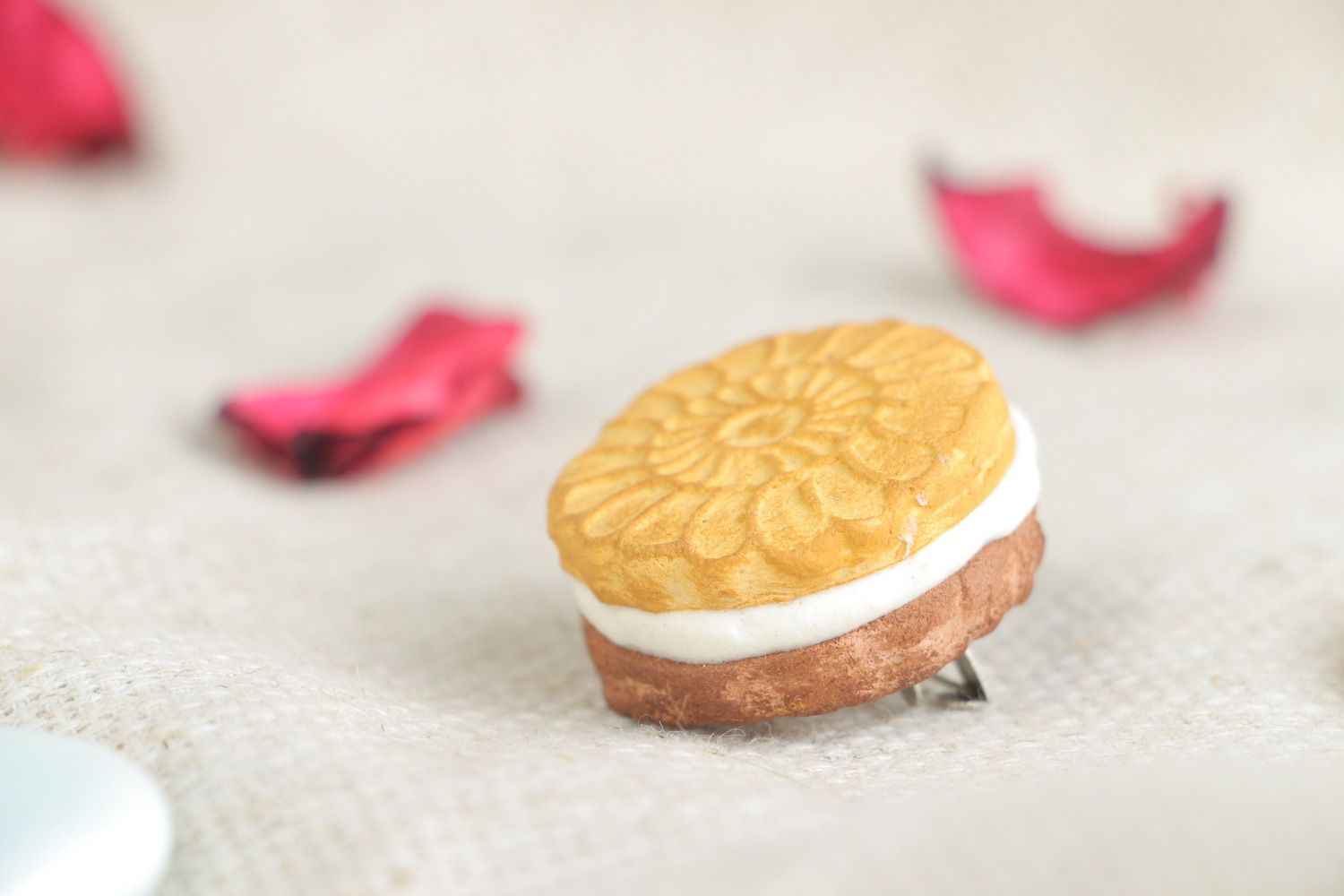Kleine handgemachte Brosche aus Polymerton appetitlicher Keks mit Sicherheitsnadel  foto 5