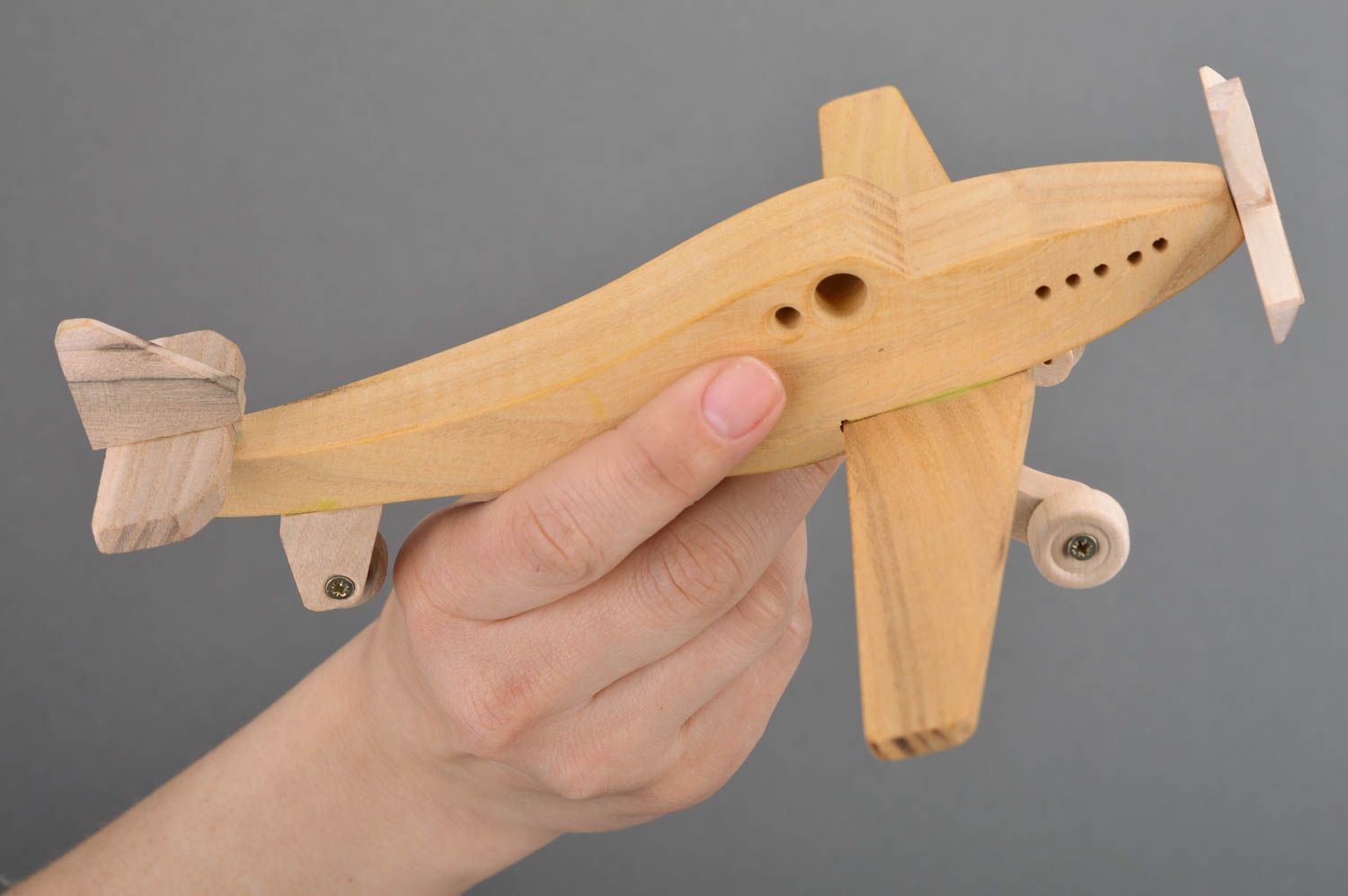 Zieh Spielzeug Flugzeug aus Holz öko rein handgemacht schön in Braun und Beige  foto 3