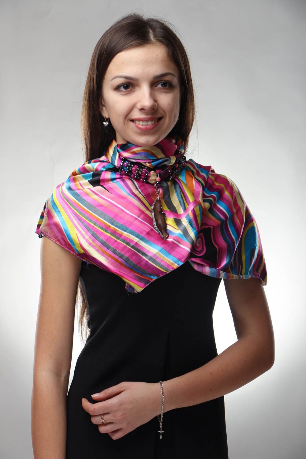 Weiblicher Schal aus Seide mit Anhänger foto 3