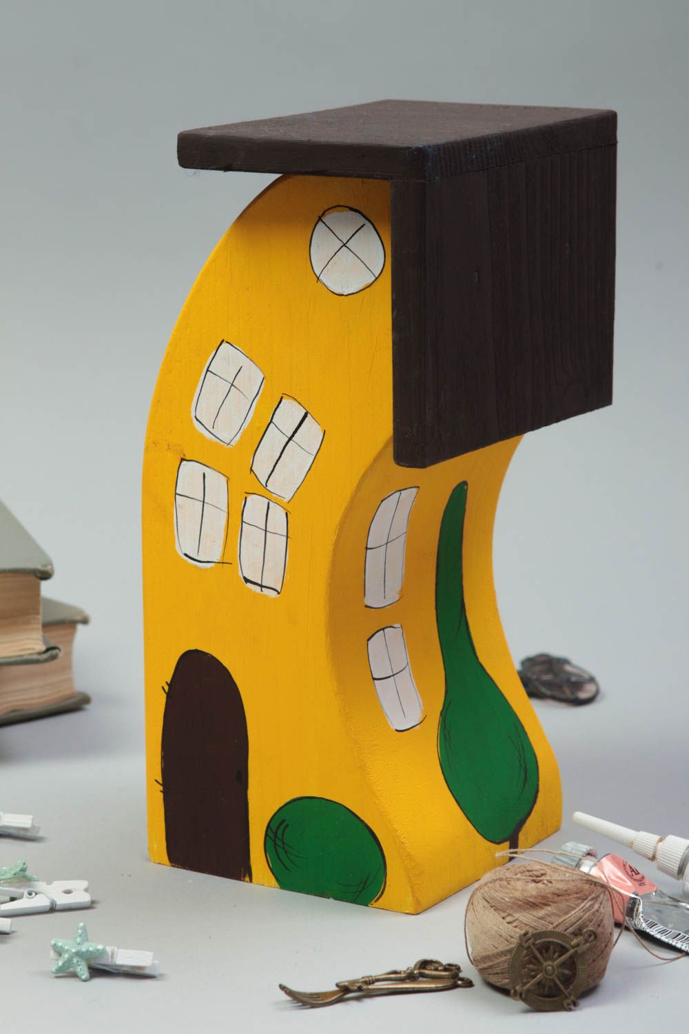 Maison miniature jaune faite main Figurine en bois Cadeau original courbée déco photo 1