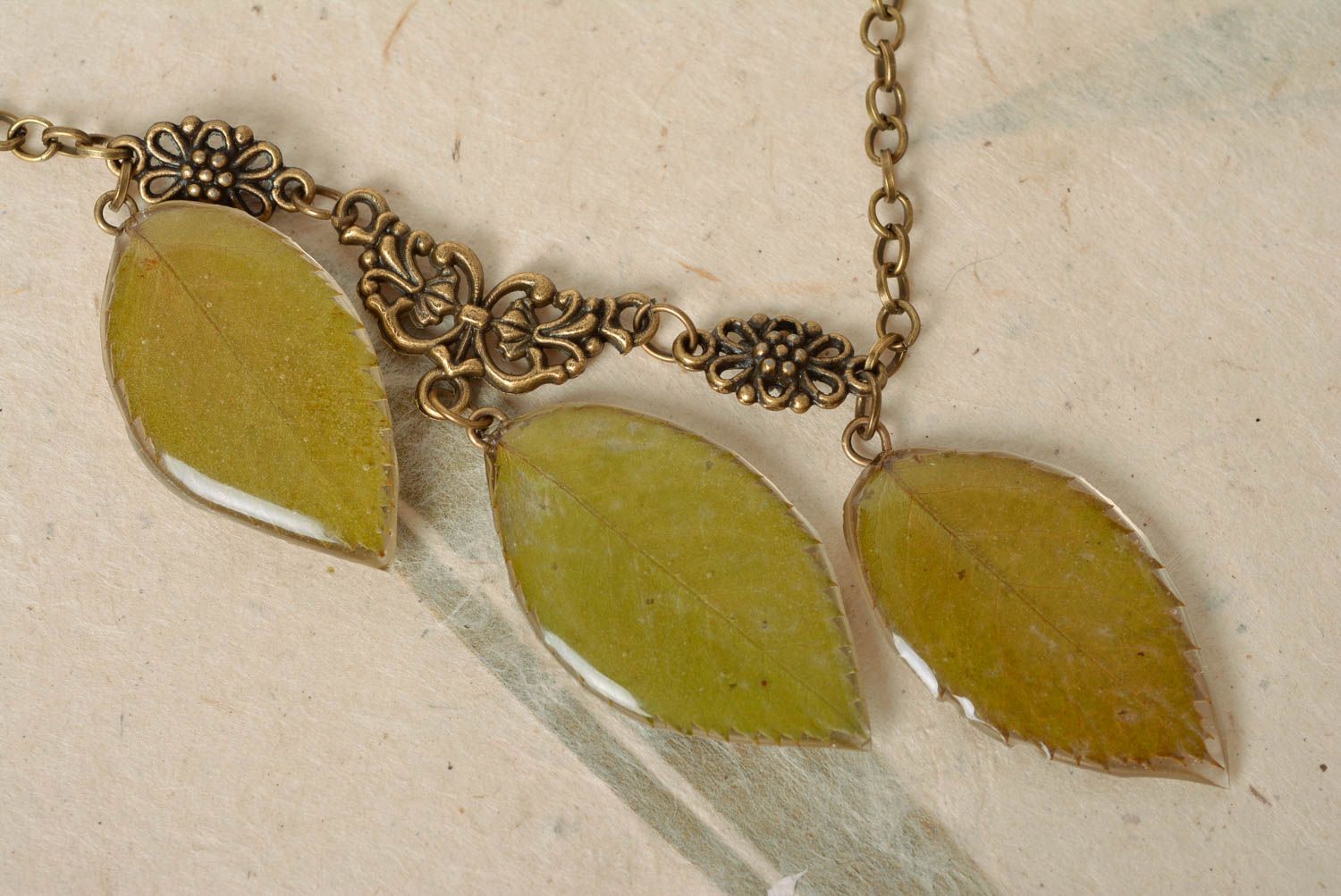 Collar de resina epoxi con hojas naturales artesanal vedre en cadenita foto 4