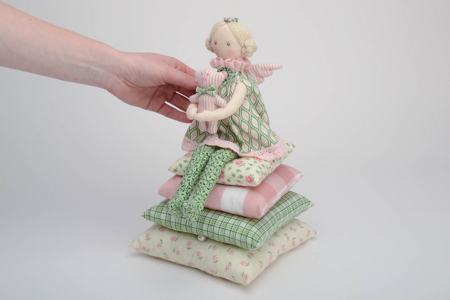 Muñeca de peluche de algodón artesanal Niña en almohadas con osito en manos foto 5