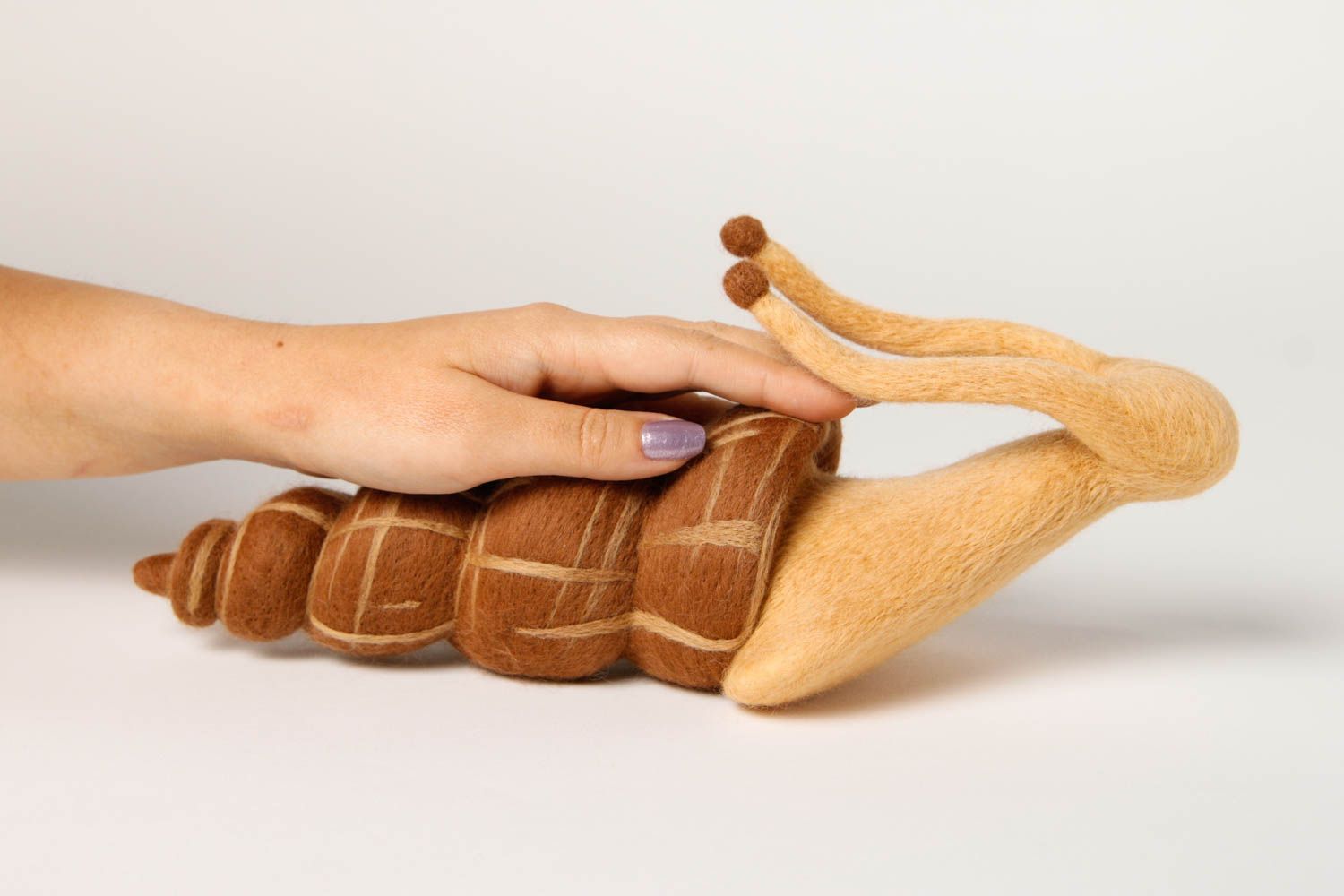 Peluche escargot marron Jouet fait main en laine feutrée Cadeau enfant photo 2