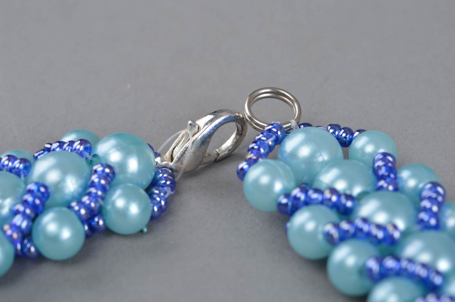 Ожерелье из бисера и бусин ручной работы в голубых тонах красивое авторское фото 4